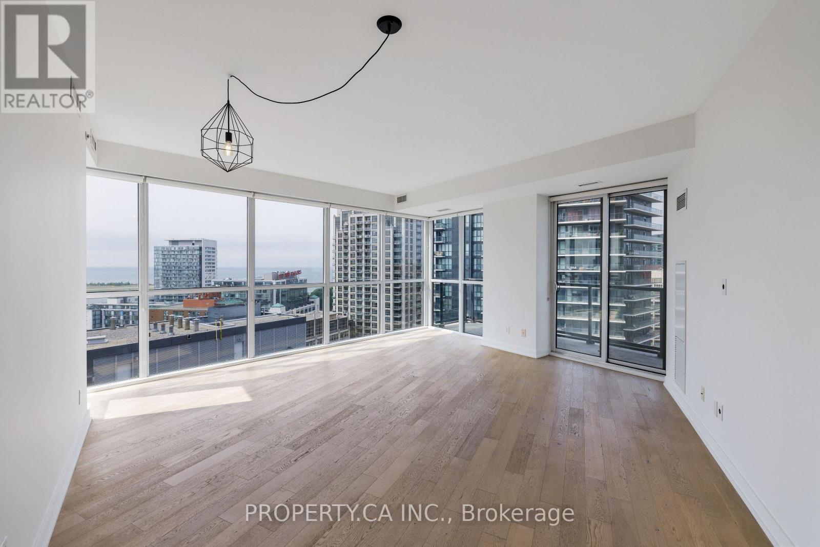 2112 20 Bruyeres Mews, Toronto, ON M5V 0G8