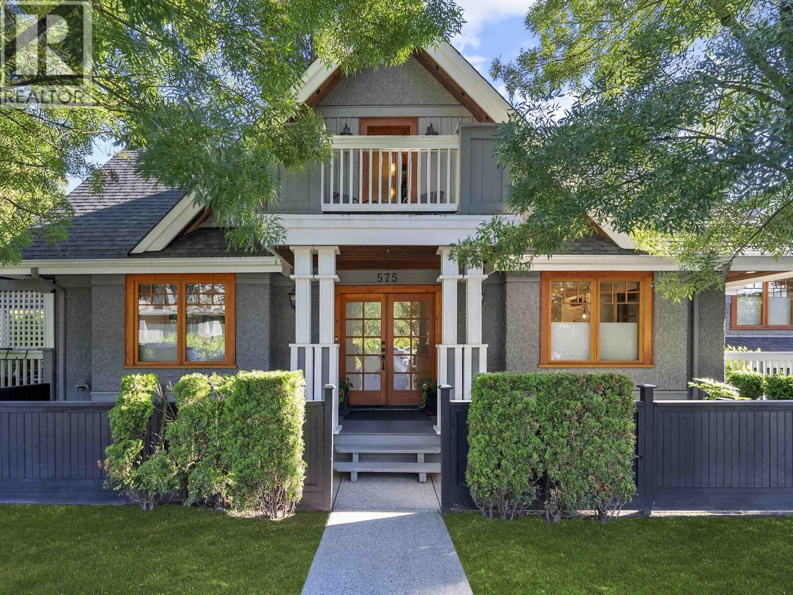 575 E 17th St, North Vancouver, BC V7L 2W4