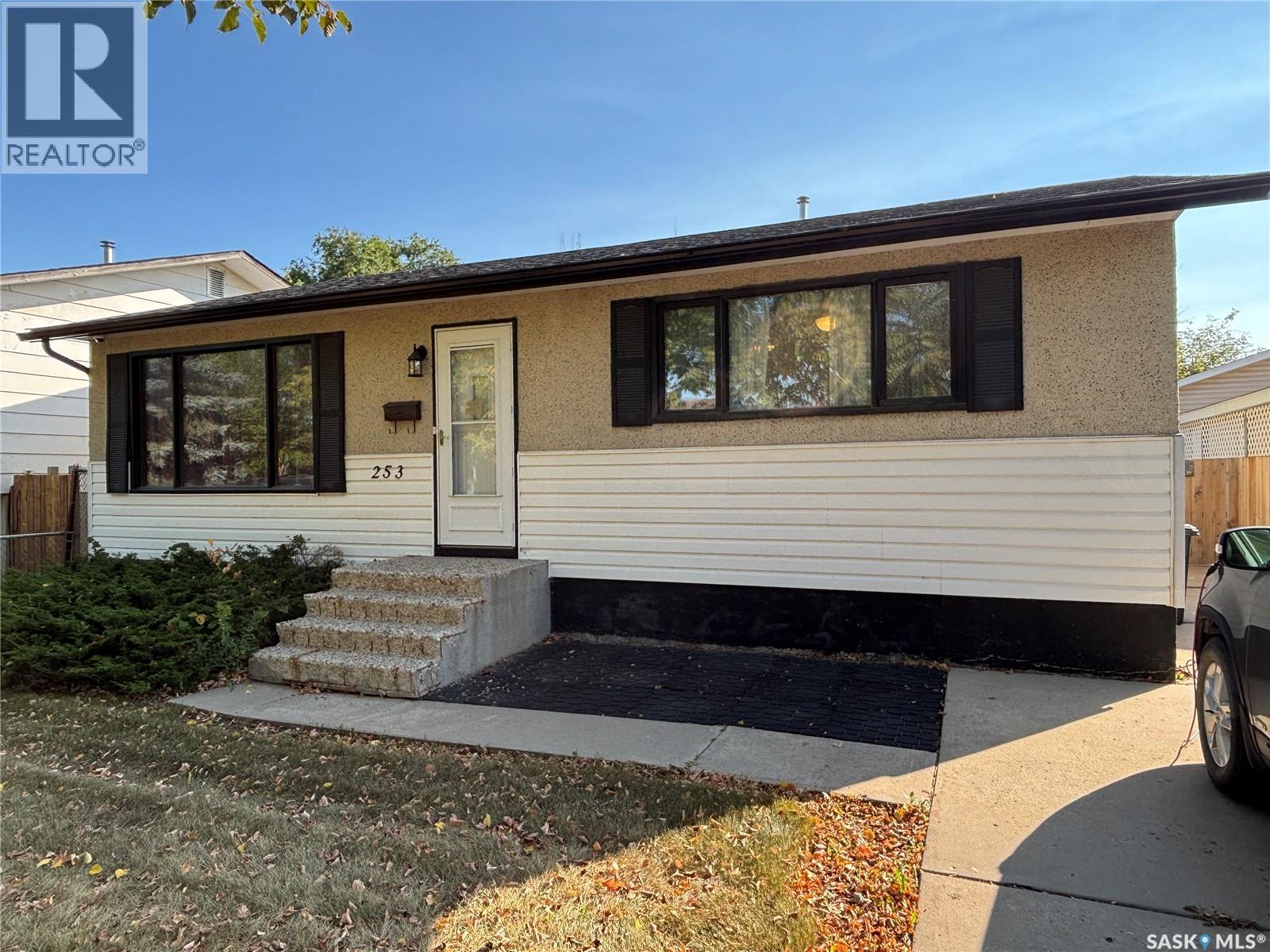 253 Lloyd Cres, Saskatoon, SK S7L 4Y9