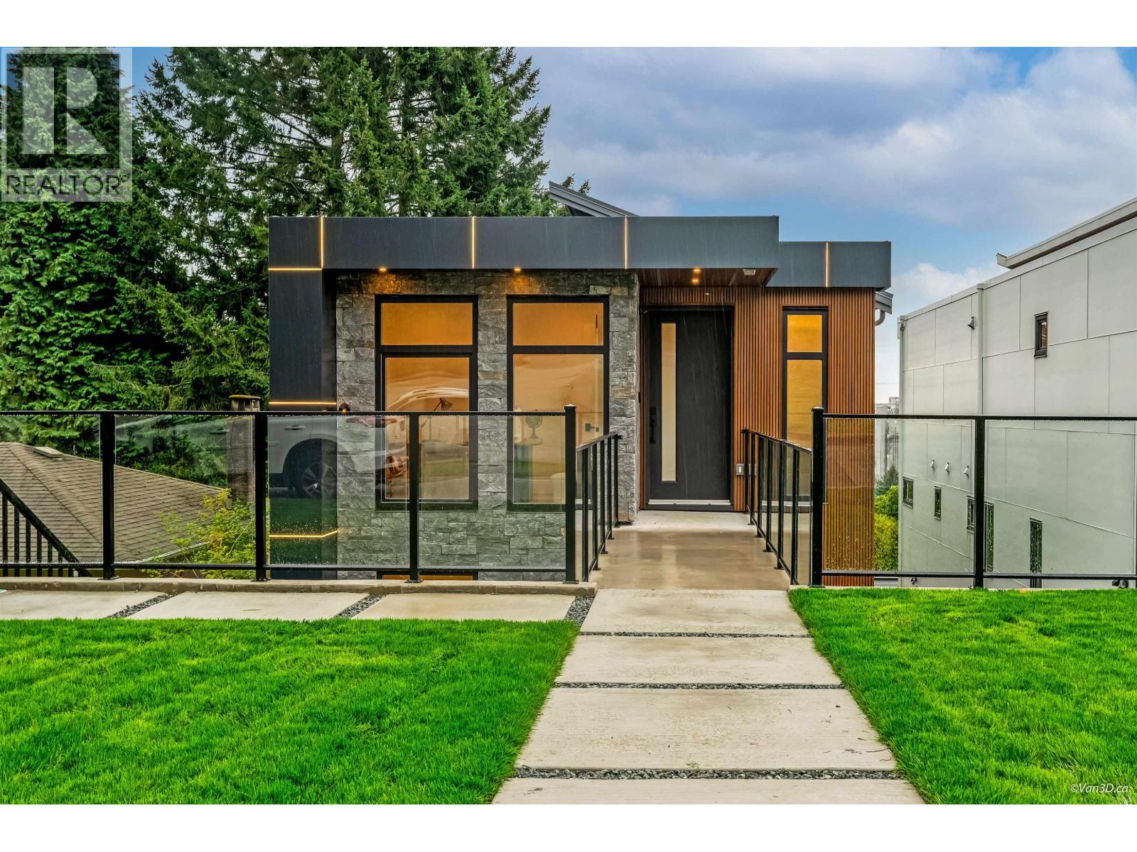 973 Adderley St, North Vancouver, BC