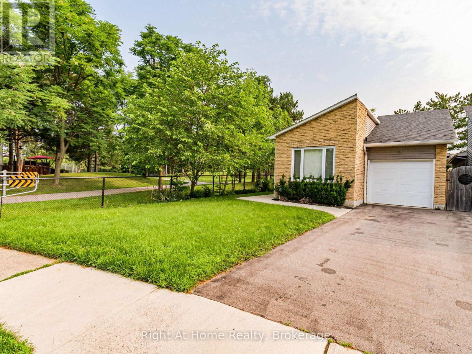 581 Beaver Ct, Milton, ON L9T 4A8