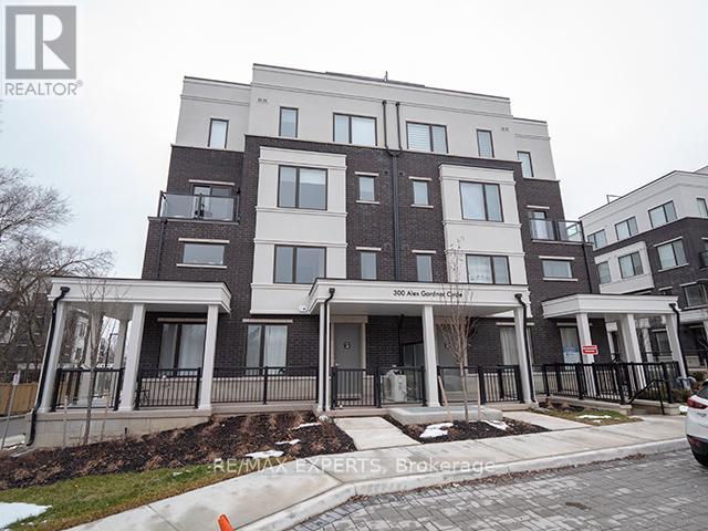 61 300 Alex Gardner Cir, Aurora, ON L4G 3G5