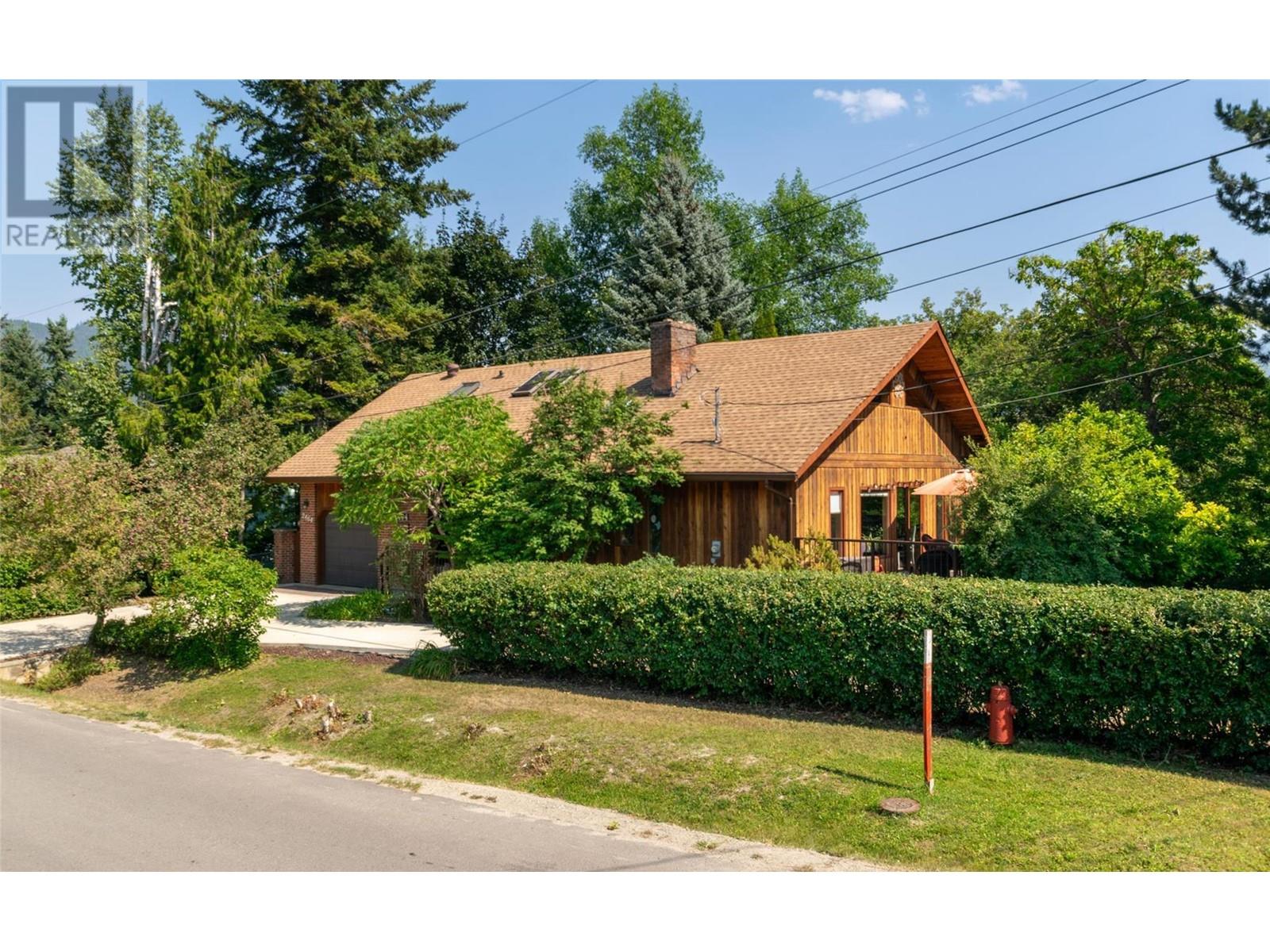 2464 Waverly Dr, Blind Bay, BC V0E 2W0