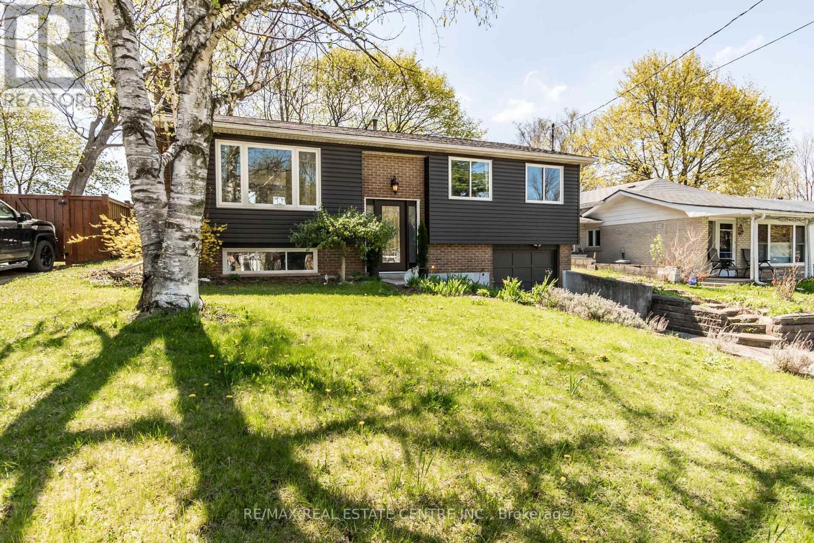 12 Cobblehill Rd, Halton Hills, ON L7J 1N9