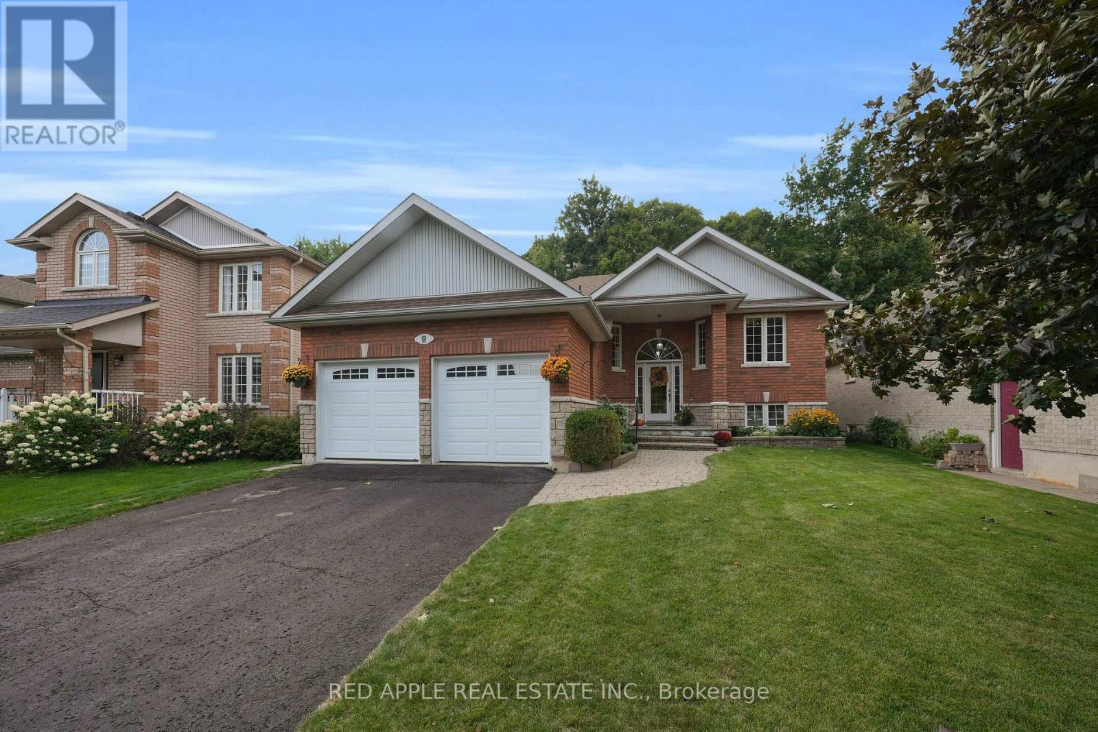 9 Sutherland Ave, Bradford West Gwillimbury, ON L3Z 3H9