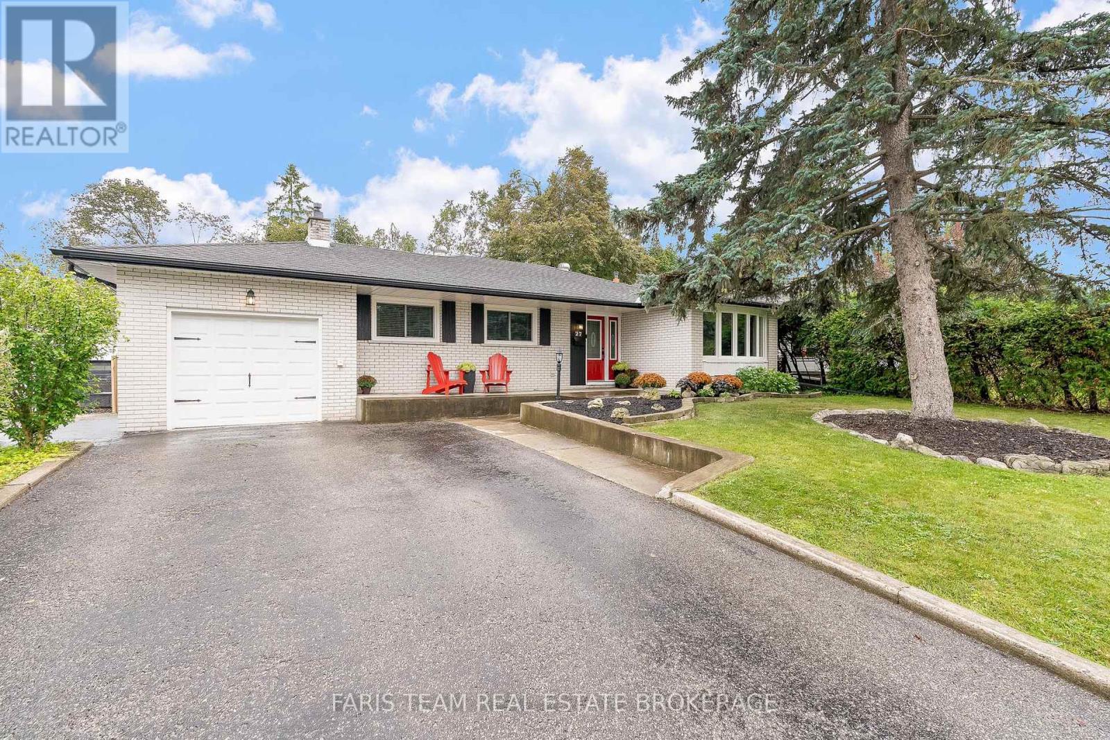 27 Ottaway Ave, Barrie, ON L4M 2W6