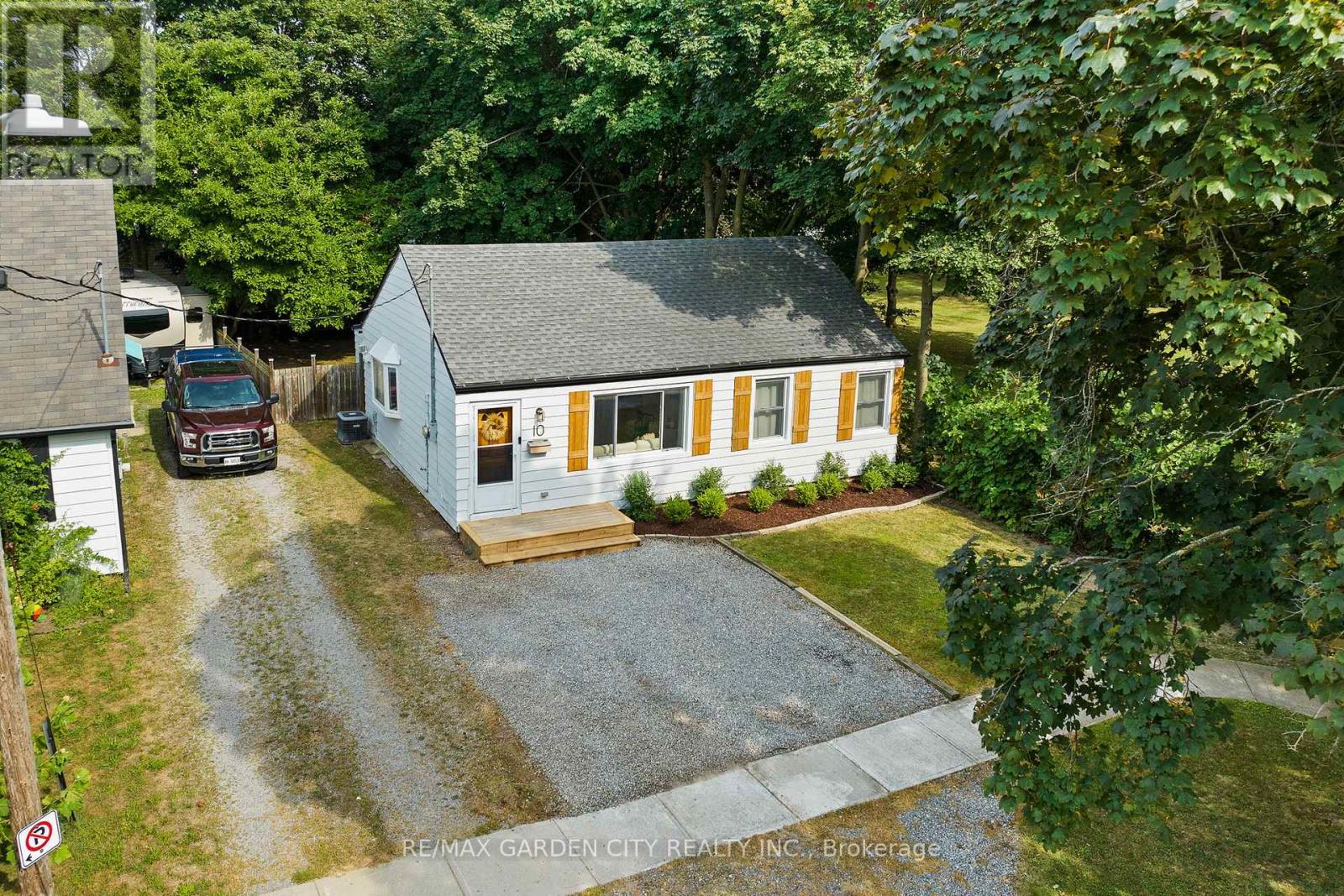 10 Belfast Ct, St. Catharines, ON L2R 1P4