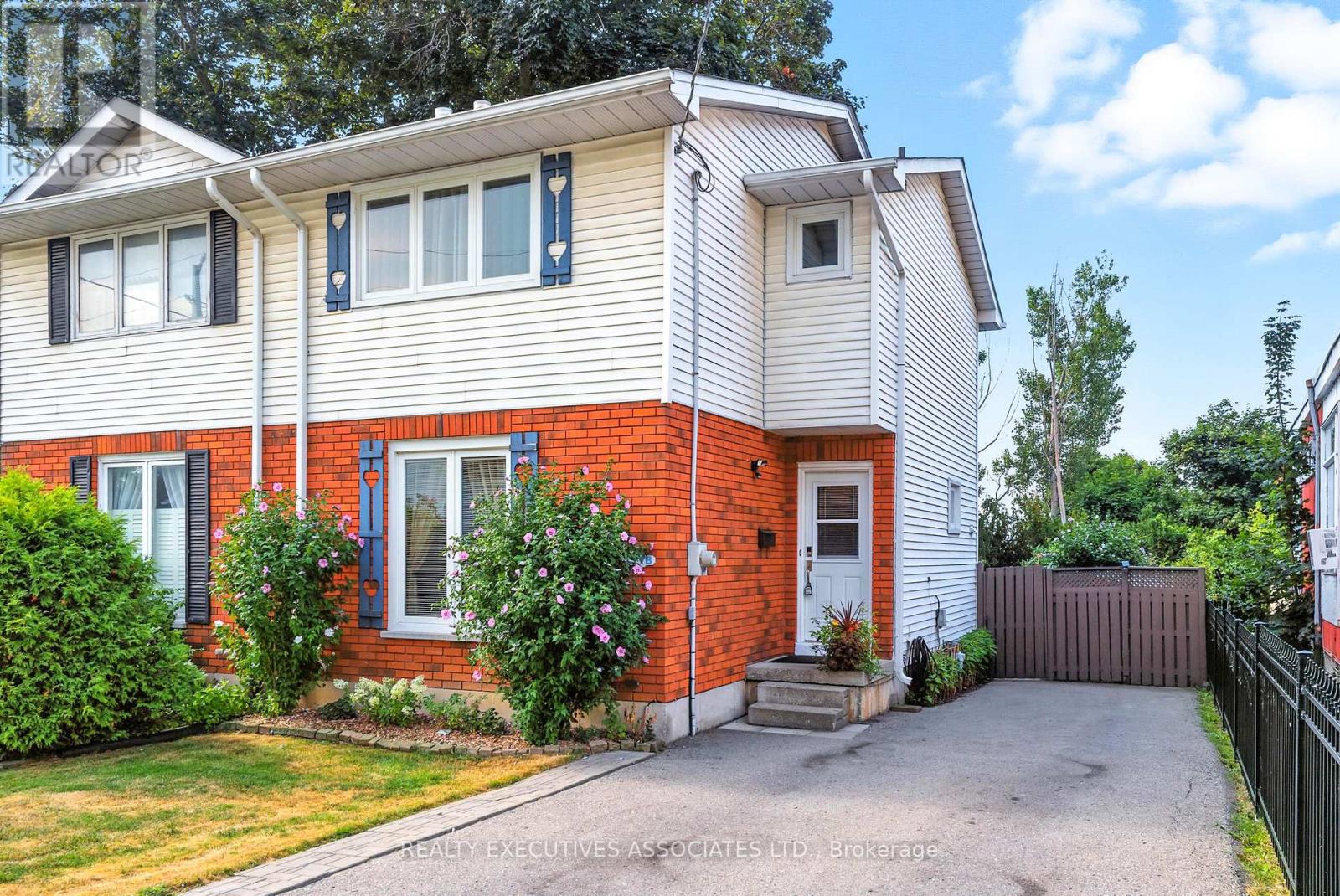 77 Queen St #b, Clarington, ON L1C 1M5