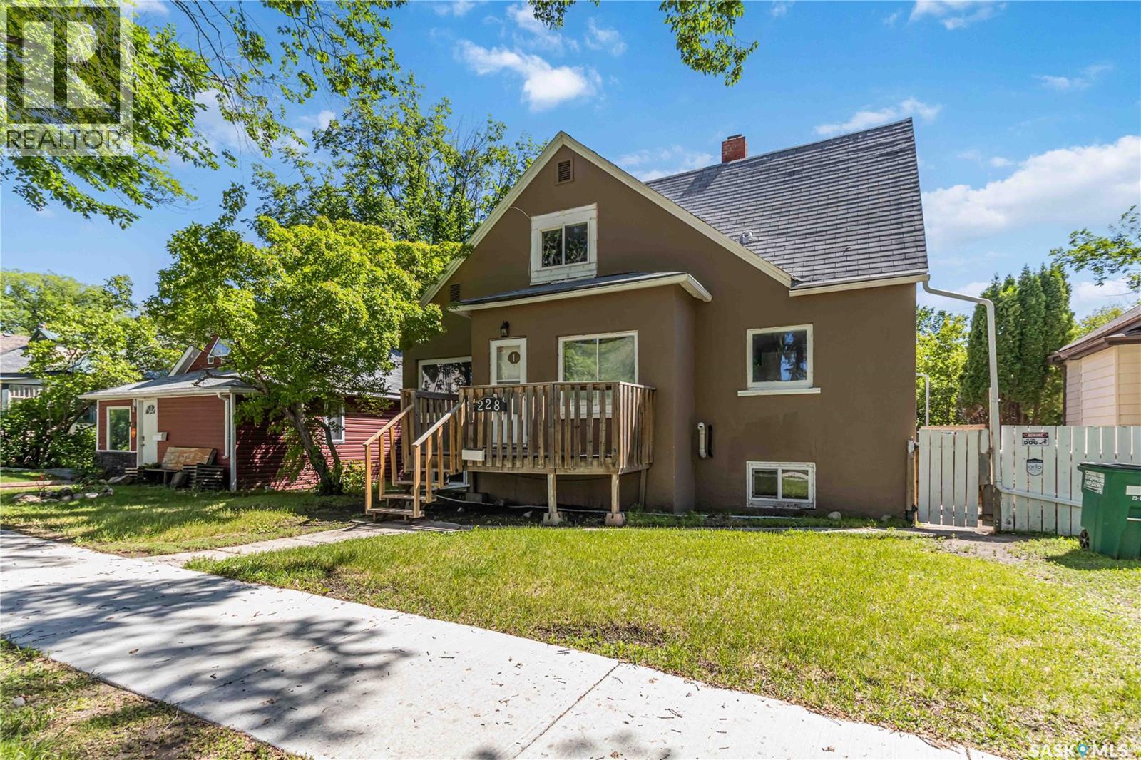 228 F Ave N, Saskatoon, SK S7L 1W1
