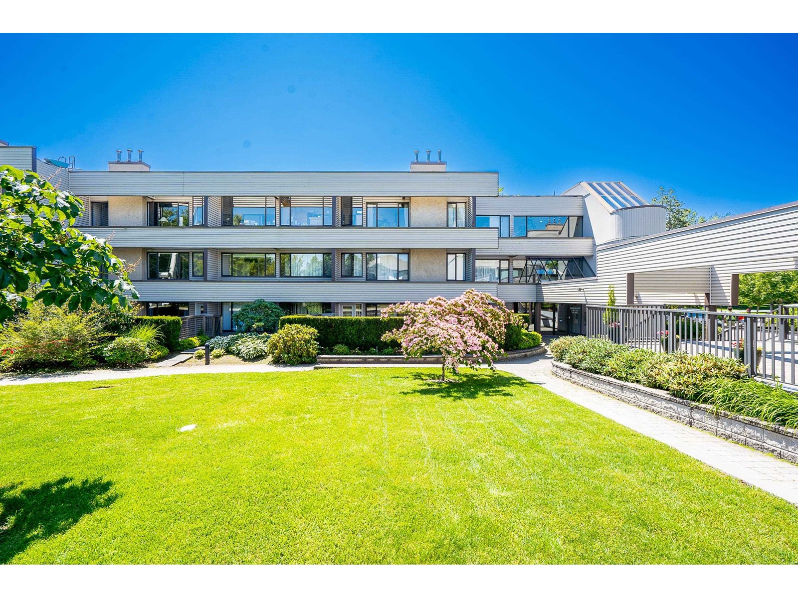 15313 19 Avenue Unit 305, Surrey, BC V4A 1X6