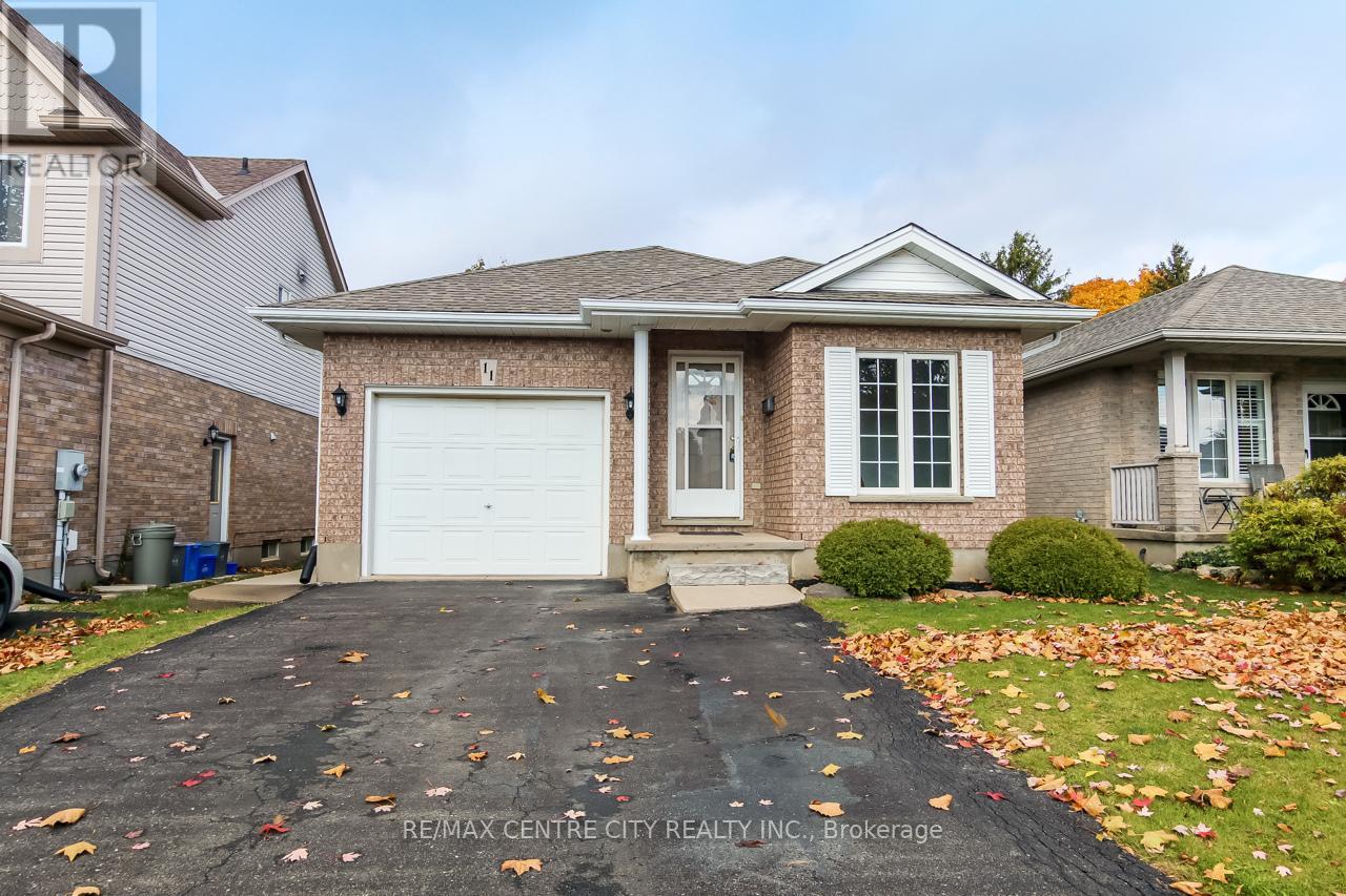 11 Axford Pkwy, St. Thomas, ON N5R 6E6