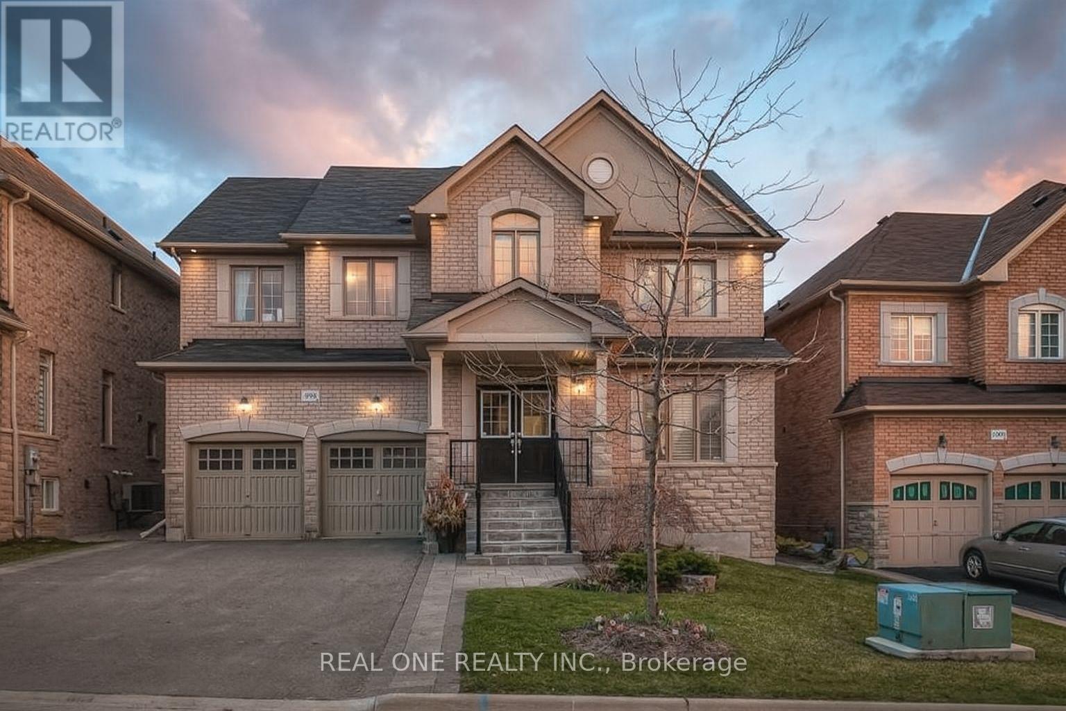 998 Wilbur Pipher Cir, Newmarket, ON L3Y 4W1