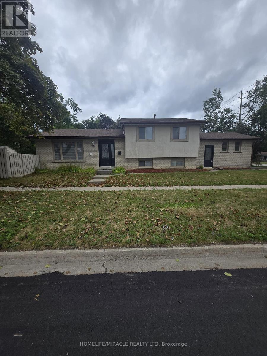 3 Sylvia St, Barrie, ON L4M 5J3