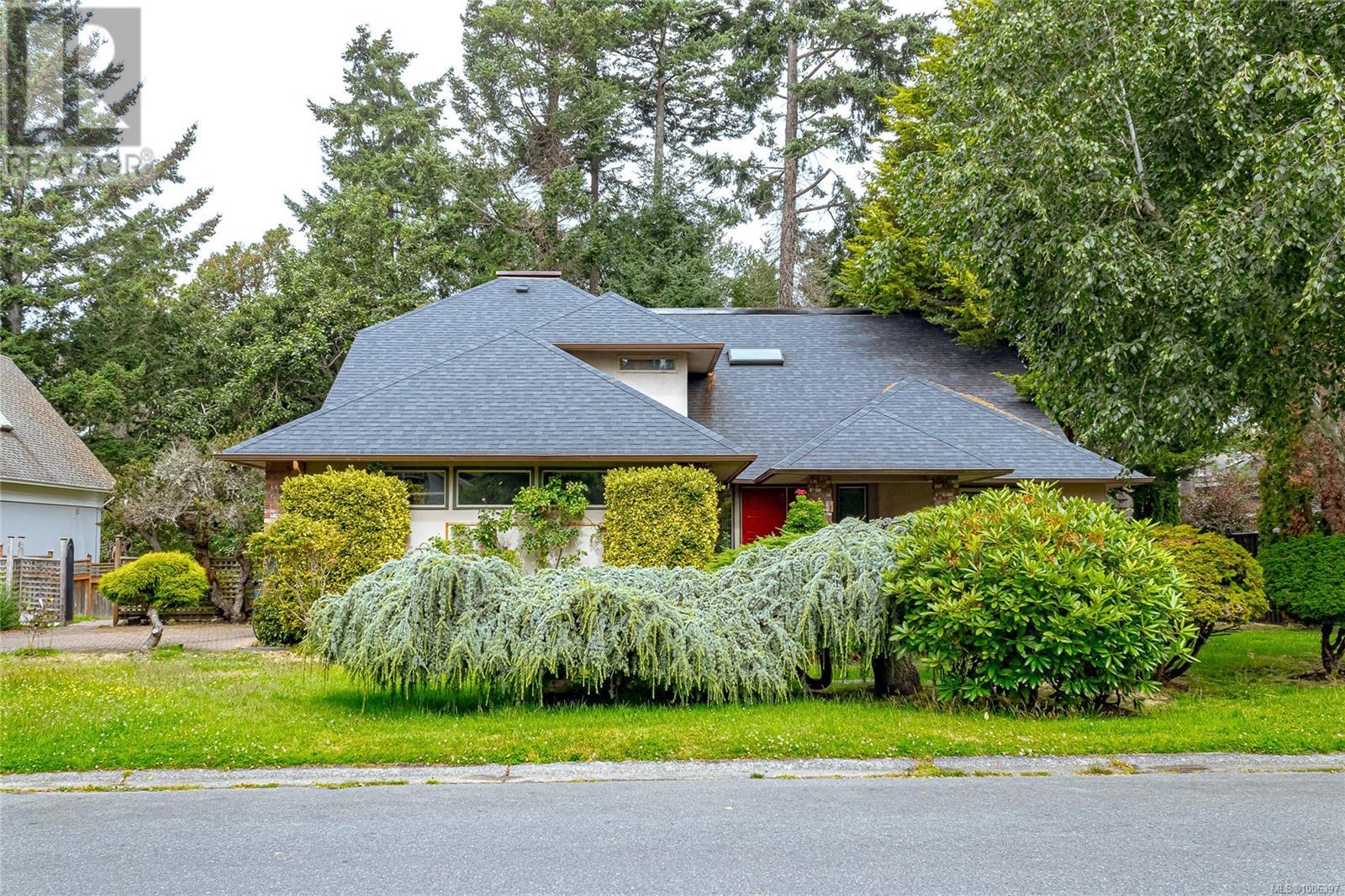 3910 Gibson Crt Ct, Saanich, BC V8N 6E2