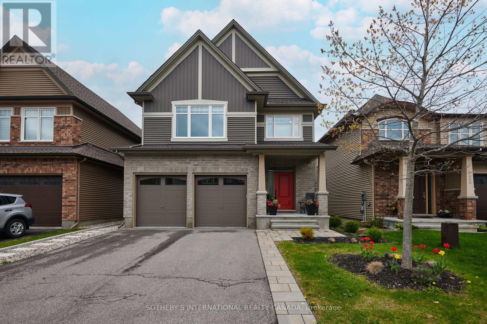 727 Bunchberry Way, Ottawa, ON K1T 3T8