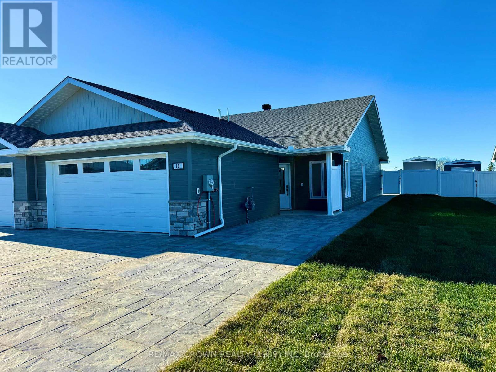 18 Golf St, Kapuskasing, ON P5N 3J6