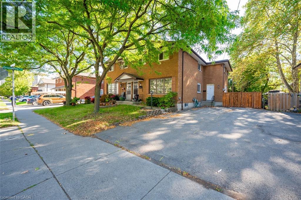 72 74 Delawana Dr, Hamilton, ON L8E 1G4