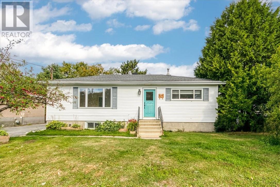 57 Pine St, Onaping, ON P0M 2R0