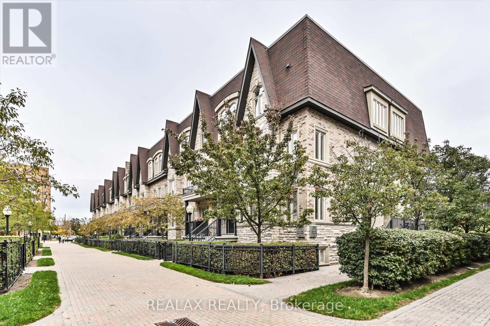 207 320 John St, Markham, ON L3T 0B1