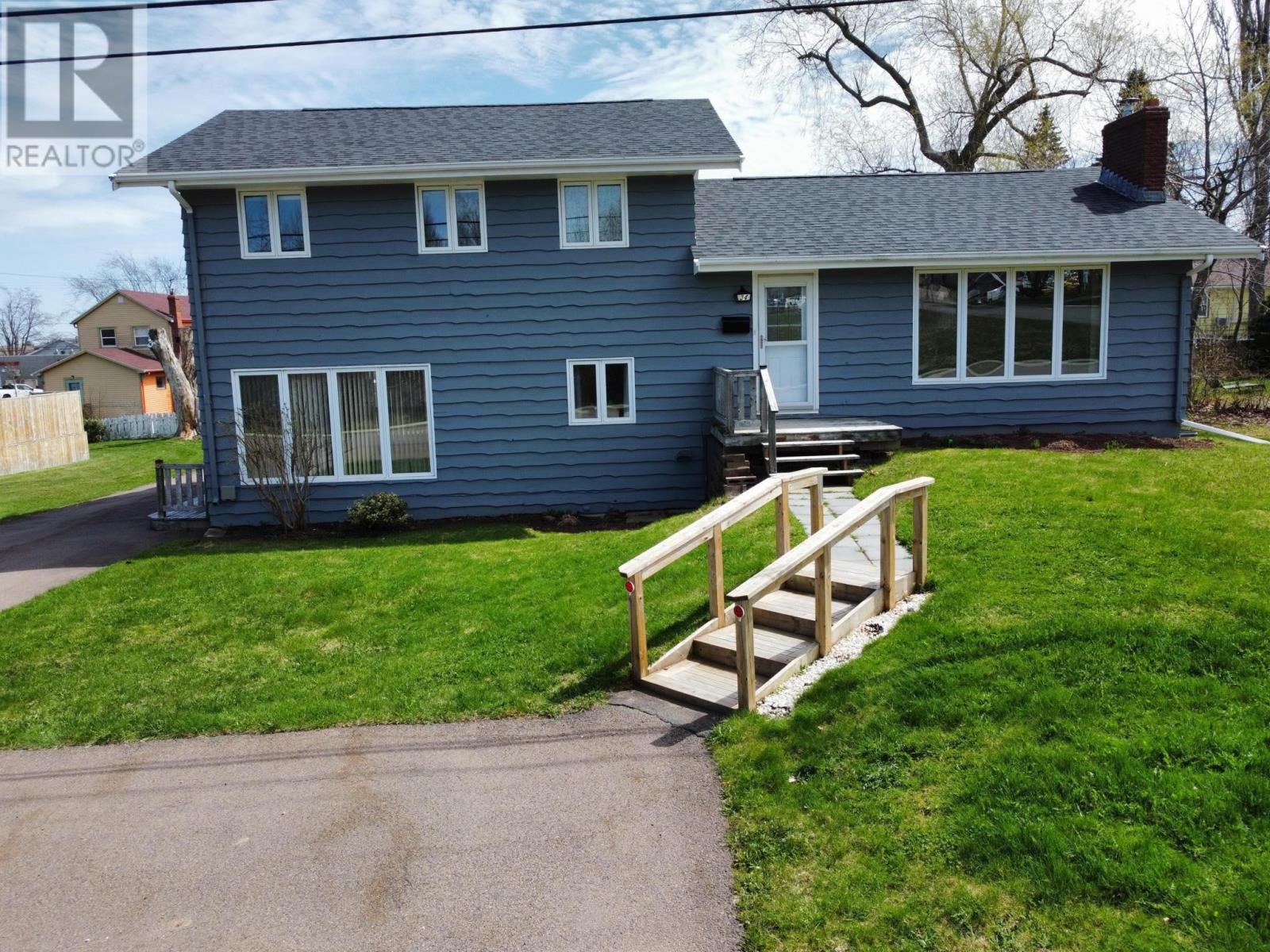 34 Mackay Dr, Charlottetown, PE C1A 5W3