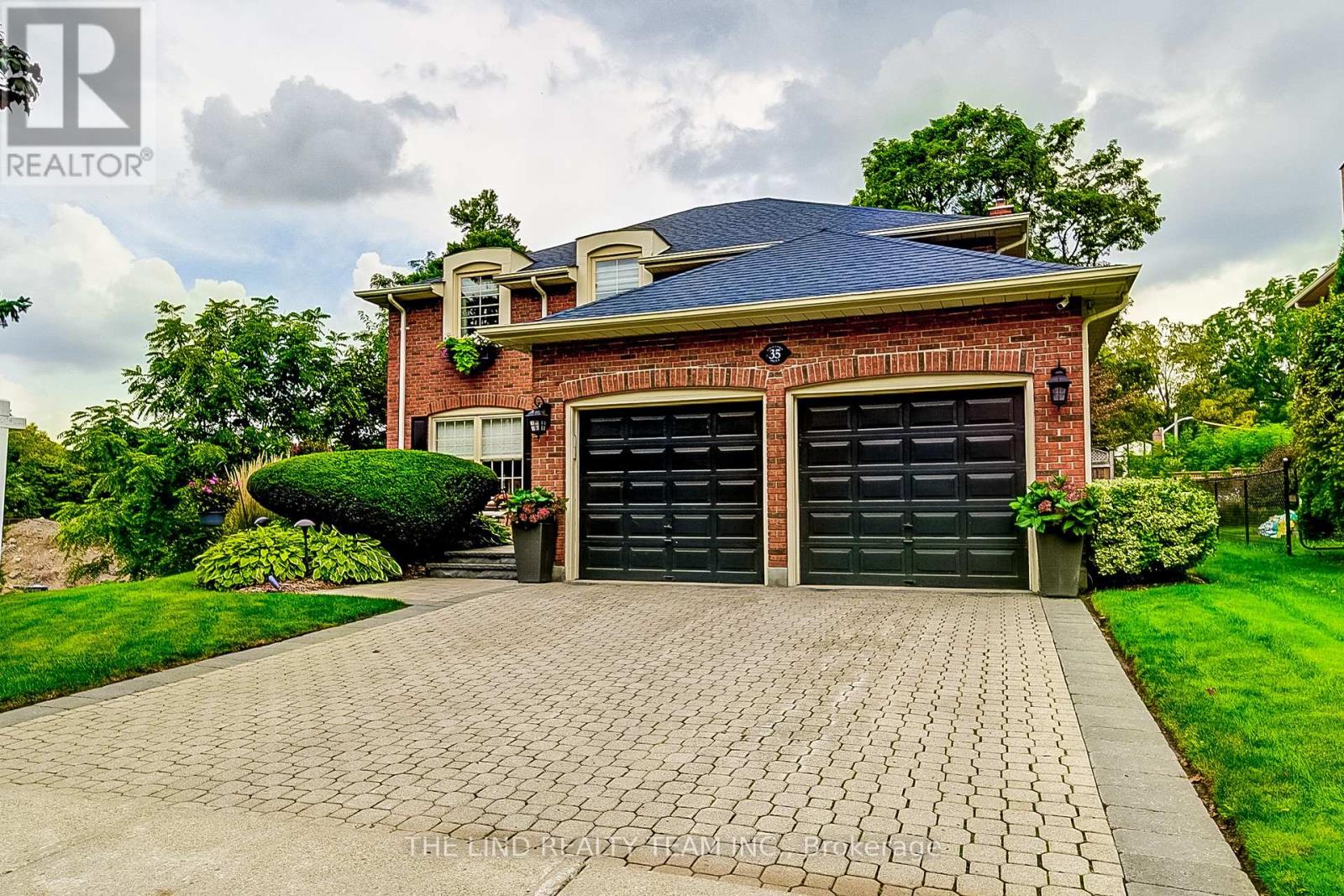 35 Golf Links Dr, Aurora, ON L4G 3V4