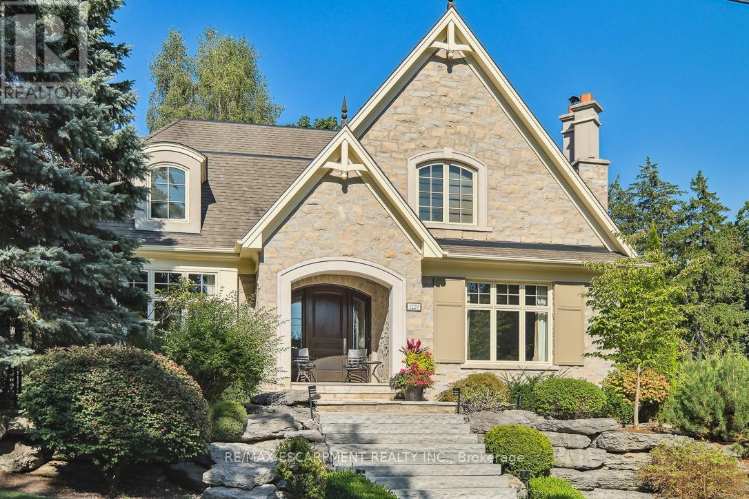 1229 Minaki Rd, Mississauga, ON L5G 2X5
