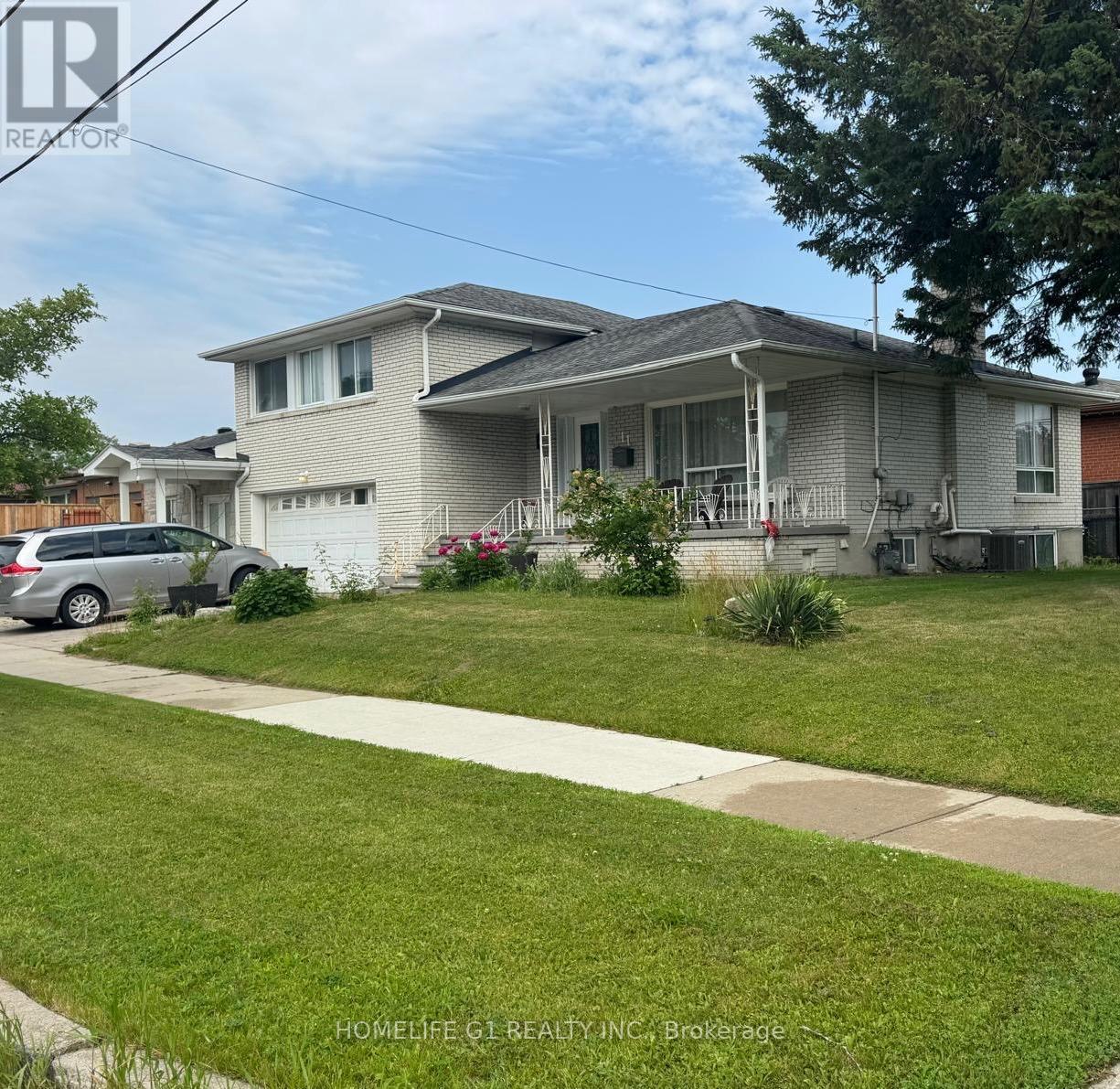 11 Islay Ct, Toronto, ON M9M 1V4