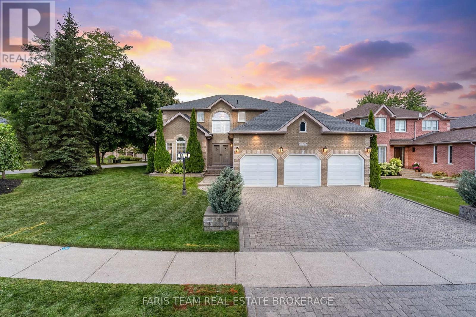 2 Sumac St, Barrie, ON L4N 9R8