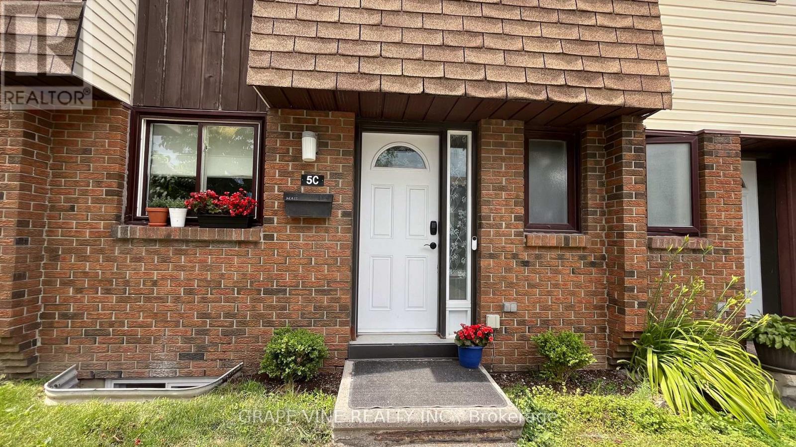 5 Woodvale Grn #c, Ottawa, ON K2G 4G8