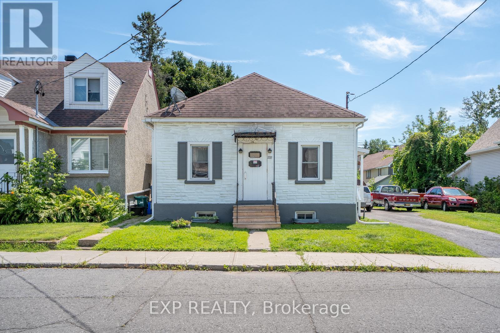 228 Carillon St, Ottawa, ON K1L 5X8