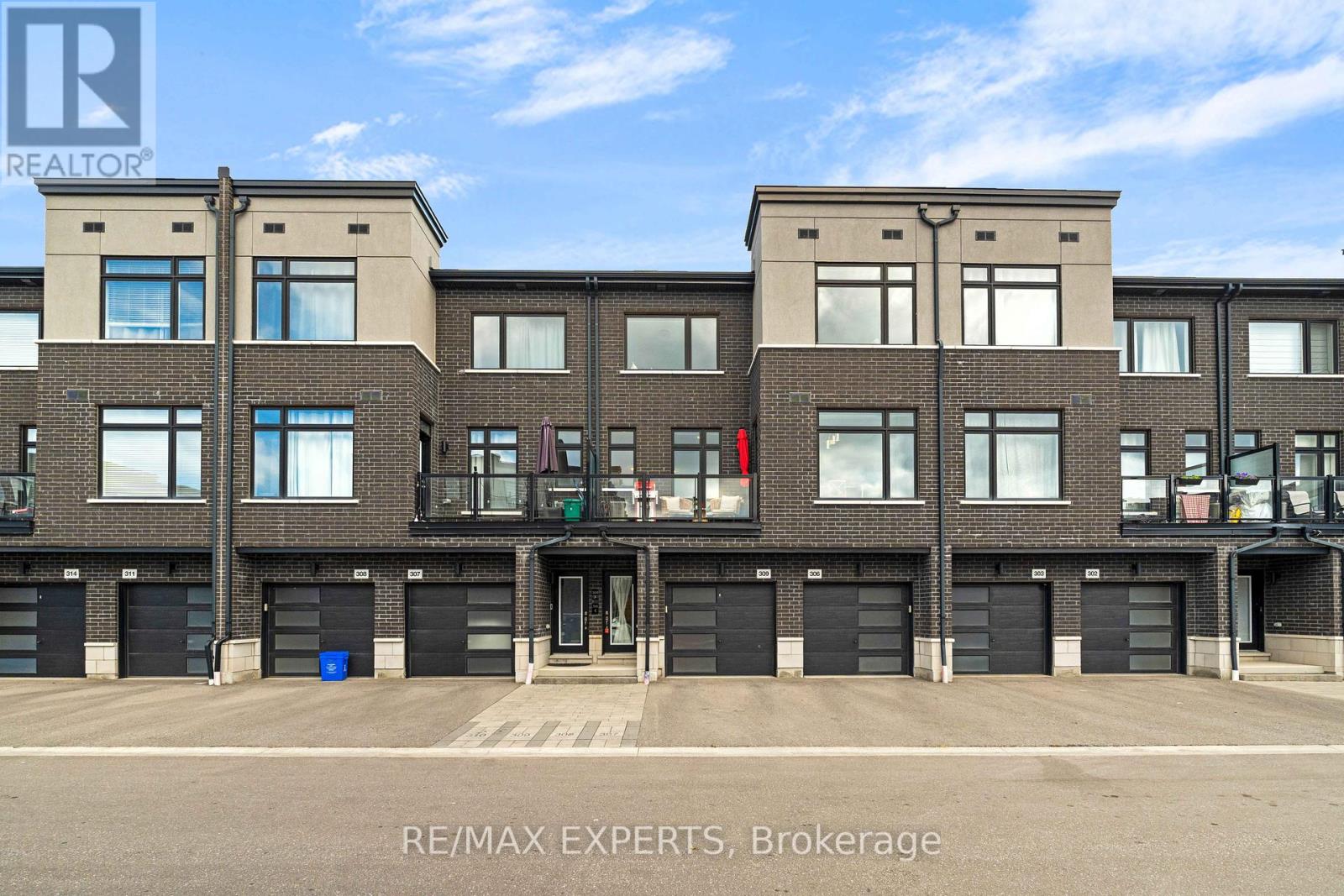 309 2550 Castlegate Xing W, Pickering, ON L1X 0G4
