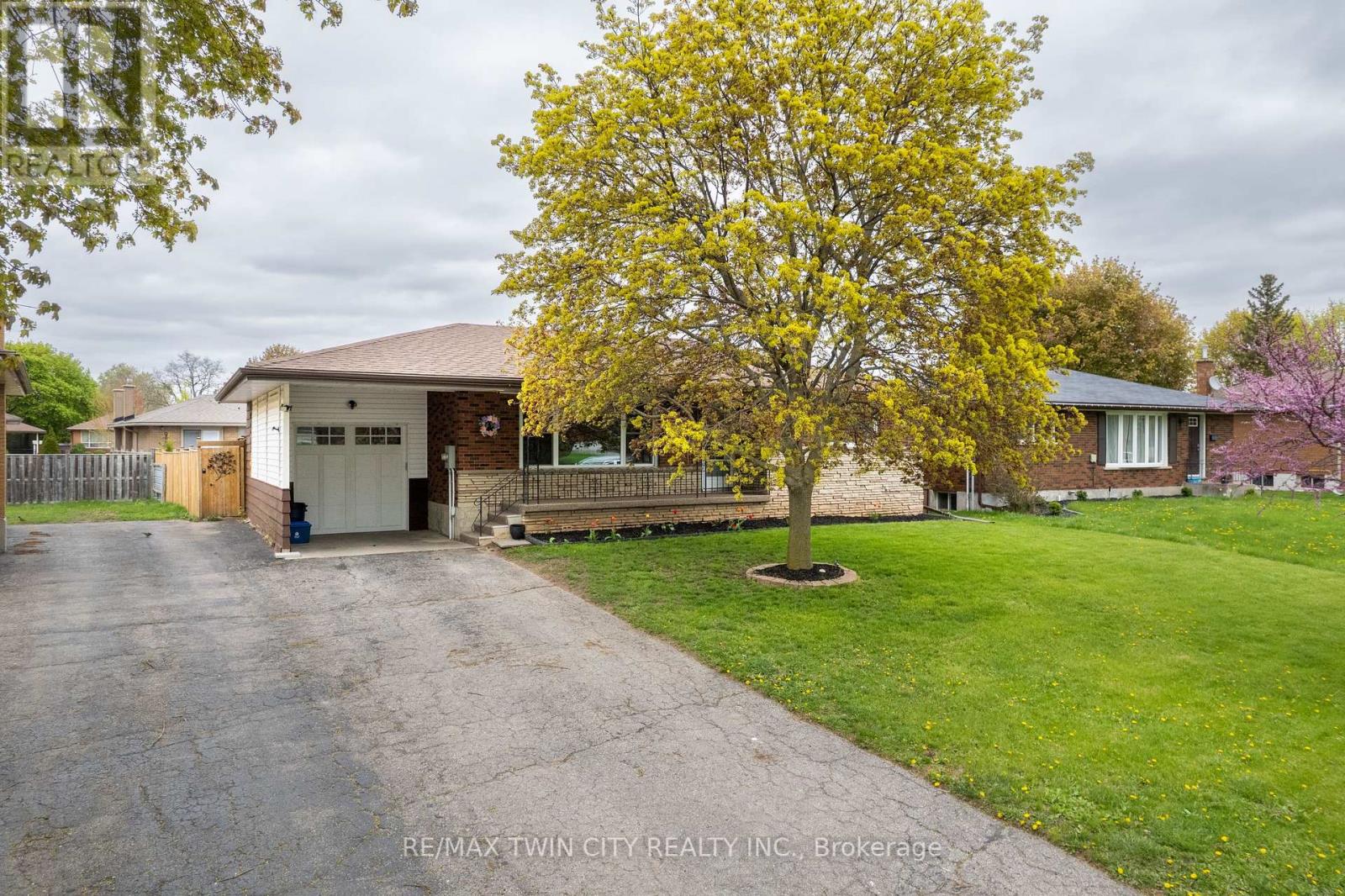 8 Pembroke Ave, Brantford, ON N3R 5B4