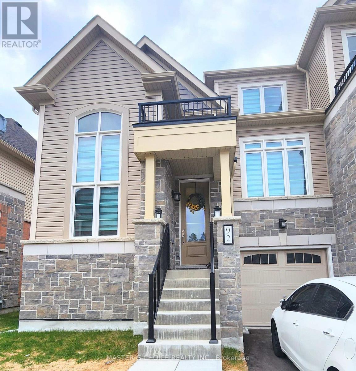 92 Lyall Stokes Cir, East Gwillimbury, ON L0G 1M0