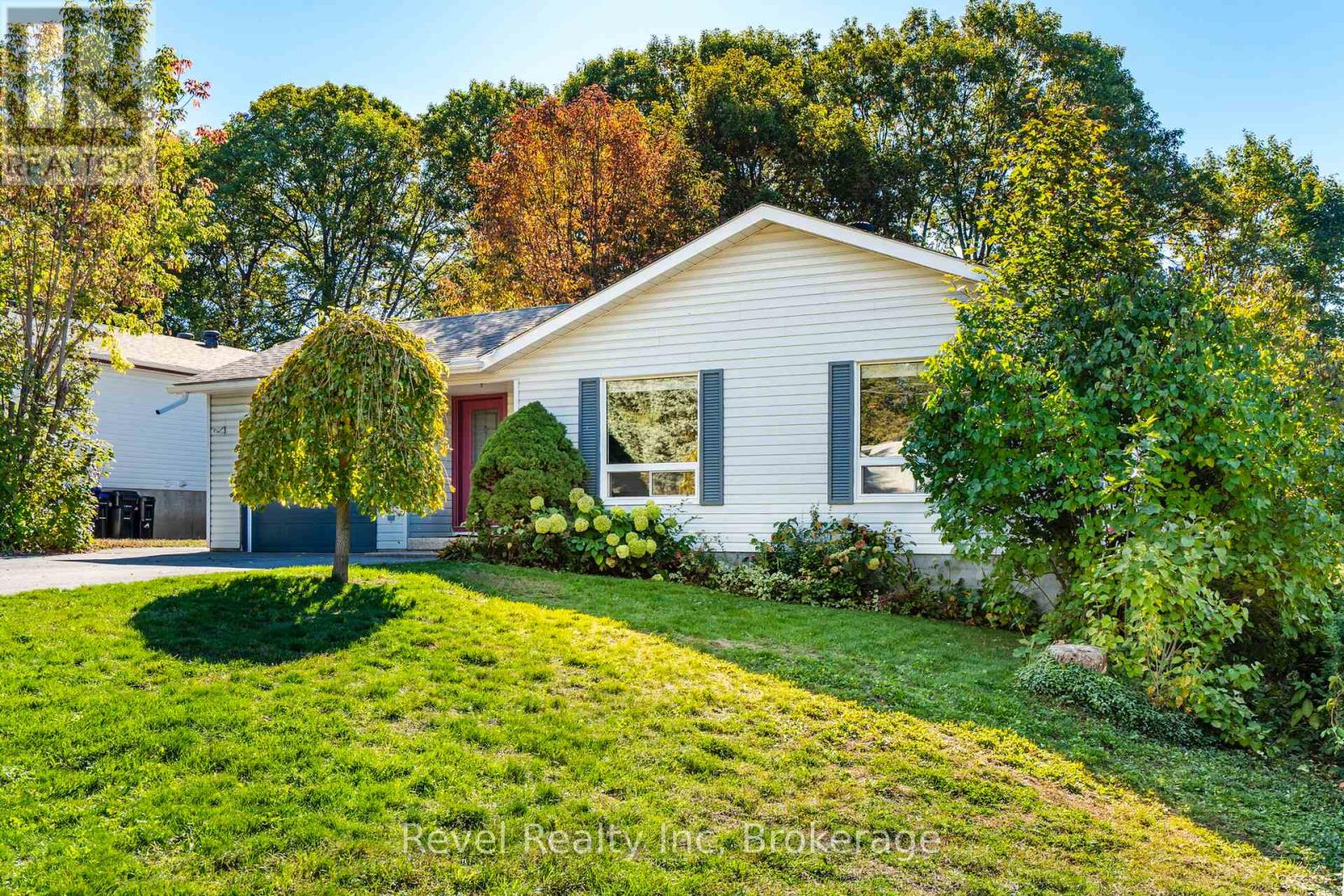 68 Broad St, Penetanguishene, ON L9M 1G2