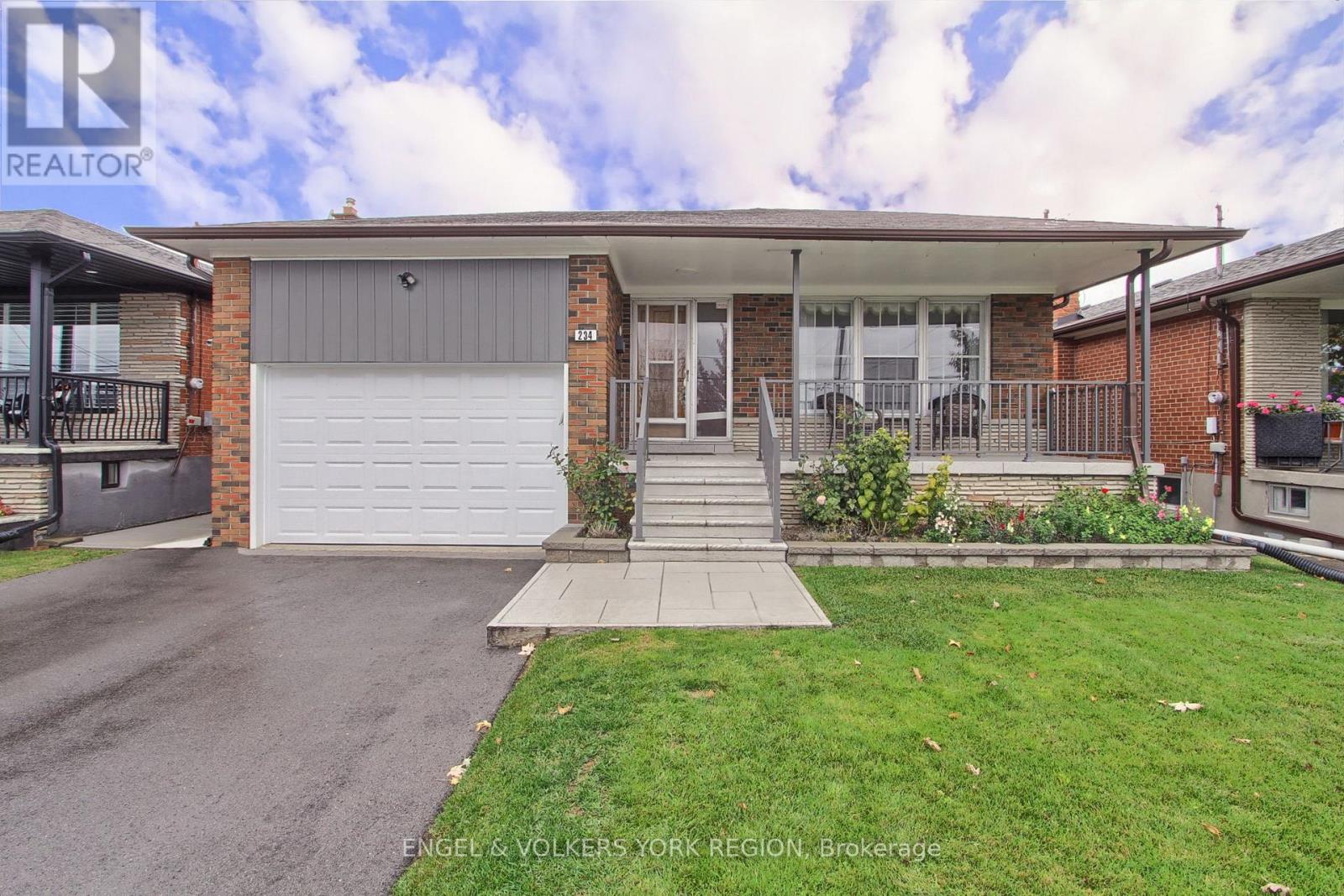 234 Maple Leaf Dr, Toronto Rustic, ON M6L 1P1