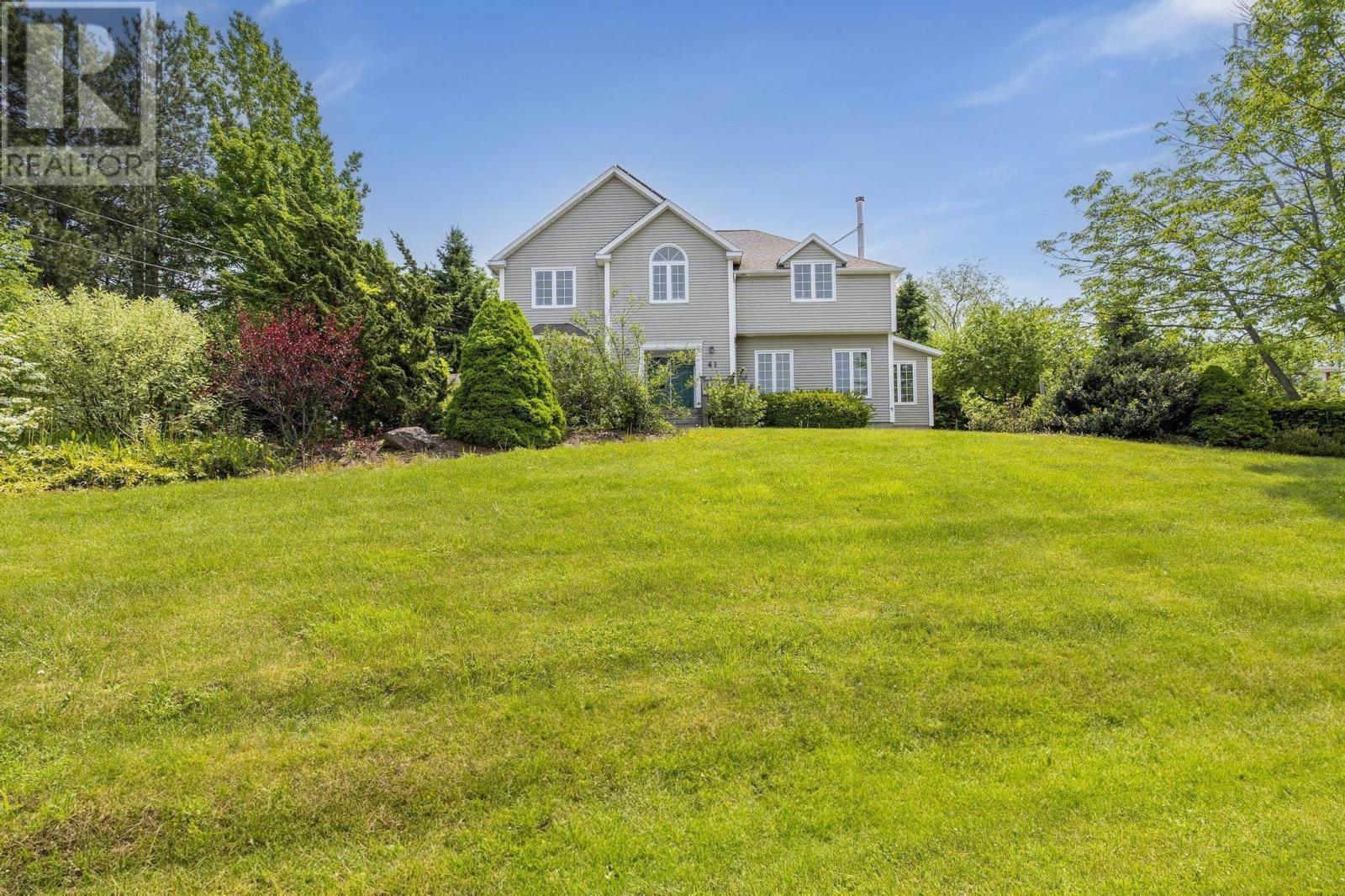 41 Fowler St, Wolfville, NS B4P 1M5