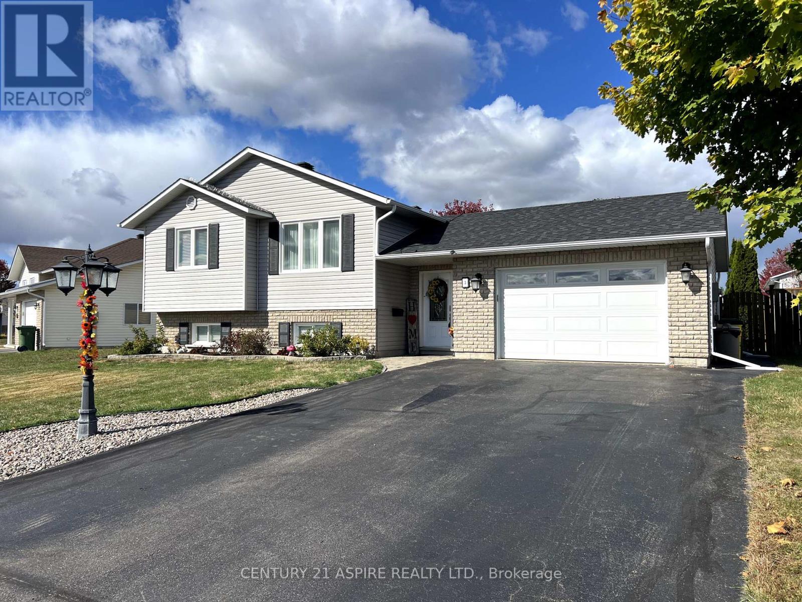 3 Morning Star St, Petawawa, ON K8H 0A1