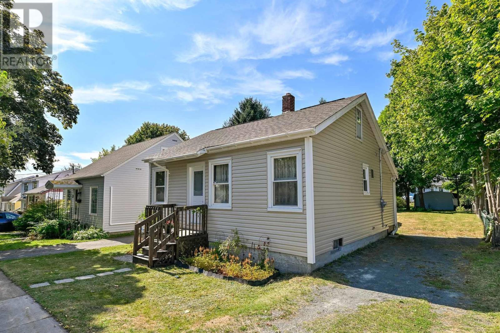 39 Russell St, Dartmouth, NS B3A 3M7