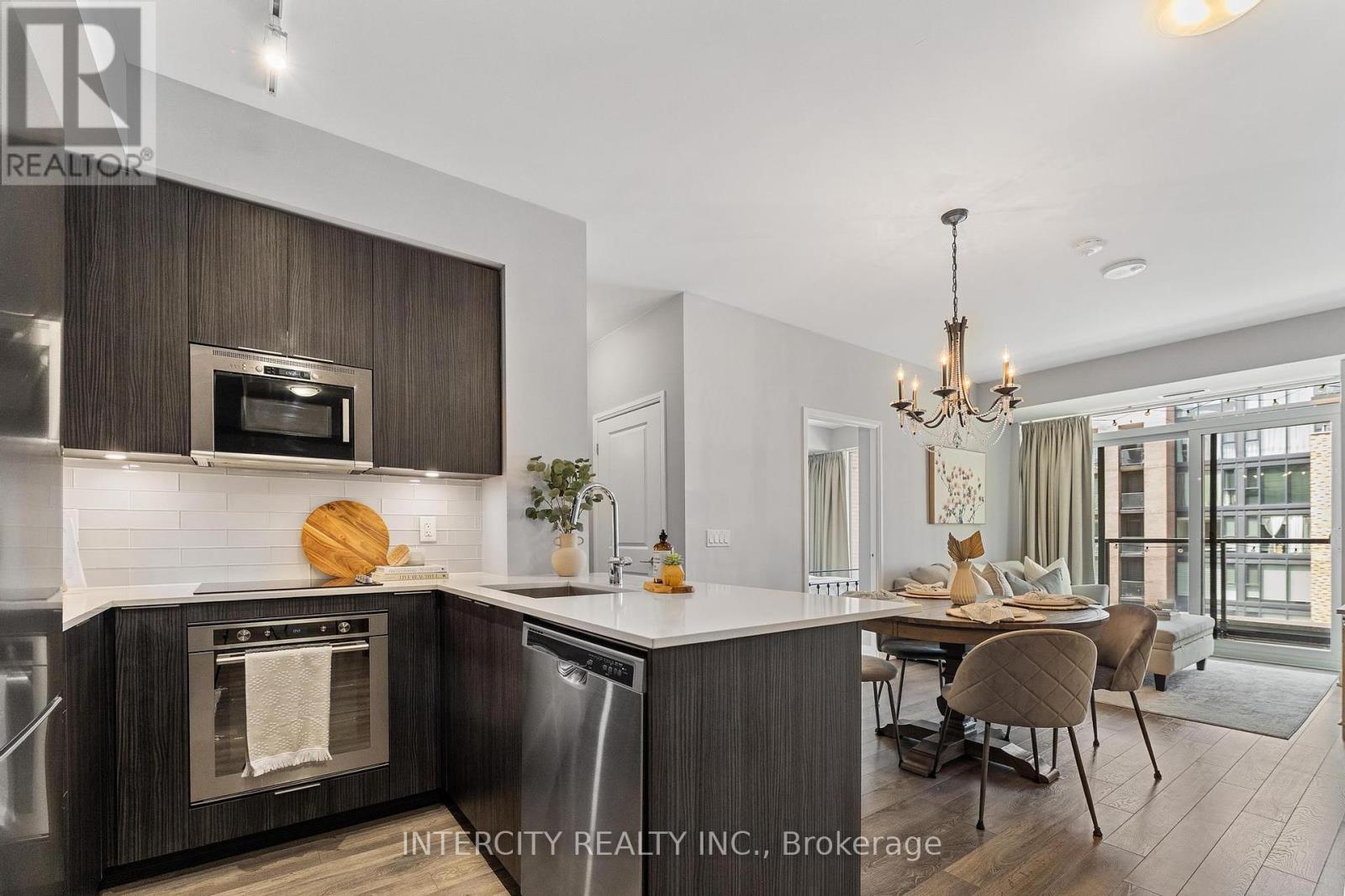 627 99 Eagle Rock Way, Vaughan, ON L6A 5A7