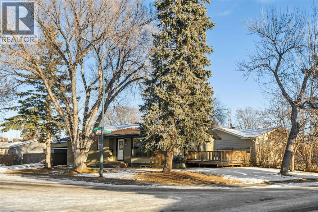 6003 Lacombe Way SW, Calgary, AB T3E 5T4