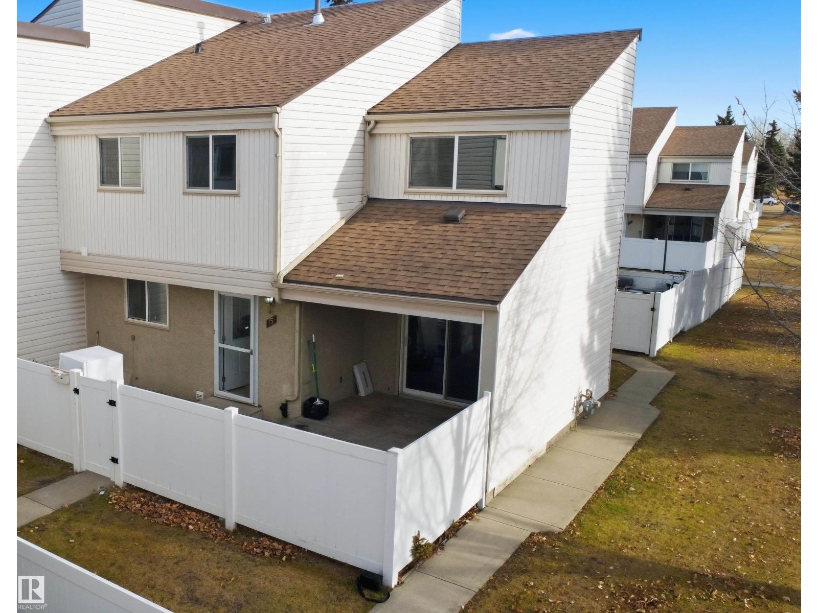 15 Woodvale Vg NW, Edmonton, AB T6L 1W4