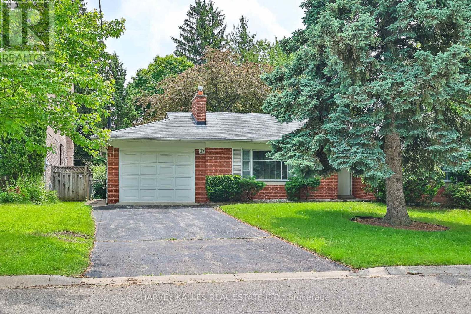 17 Munro Blvd, Toronto, ON M2P 1C1