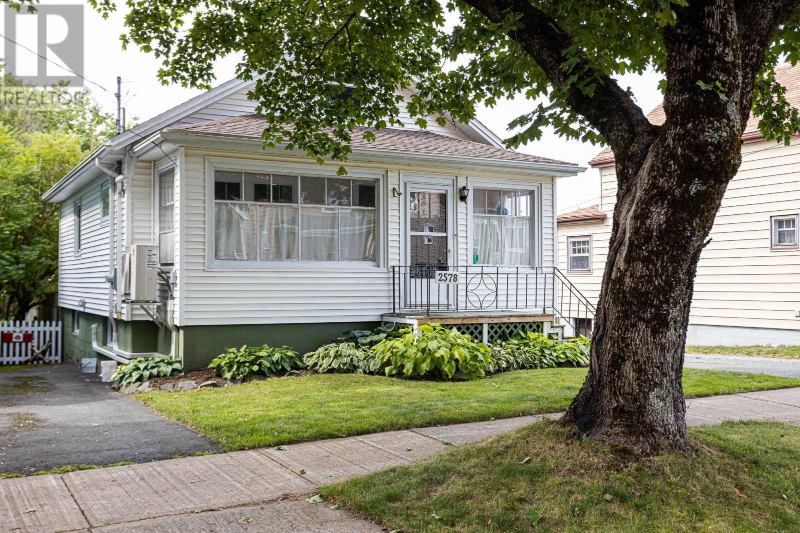 2578 Poplar St, Halifax, NS B3L 2Y8