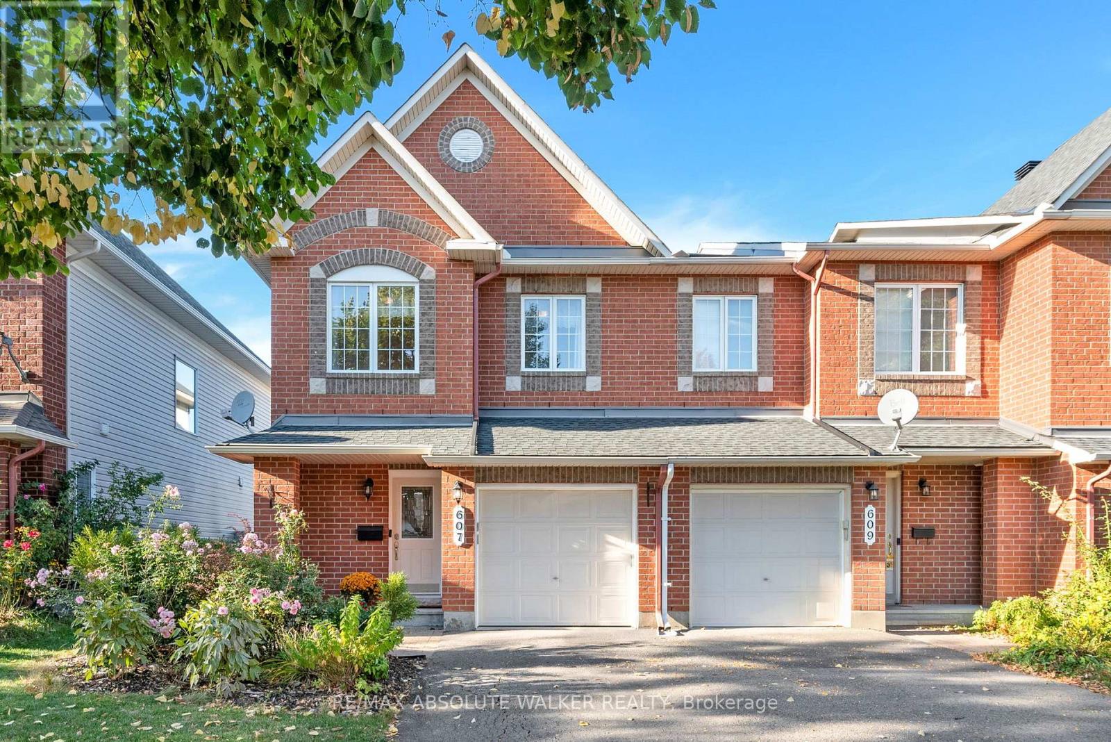607 Aquaview Dr, Ottawa, ON K4A 4W1