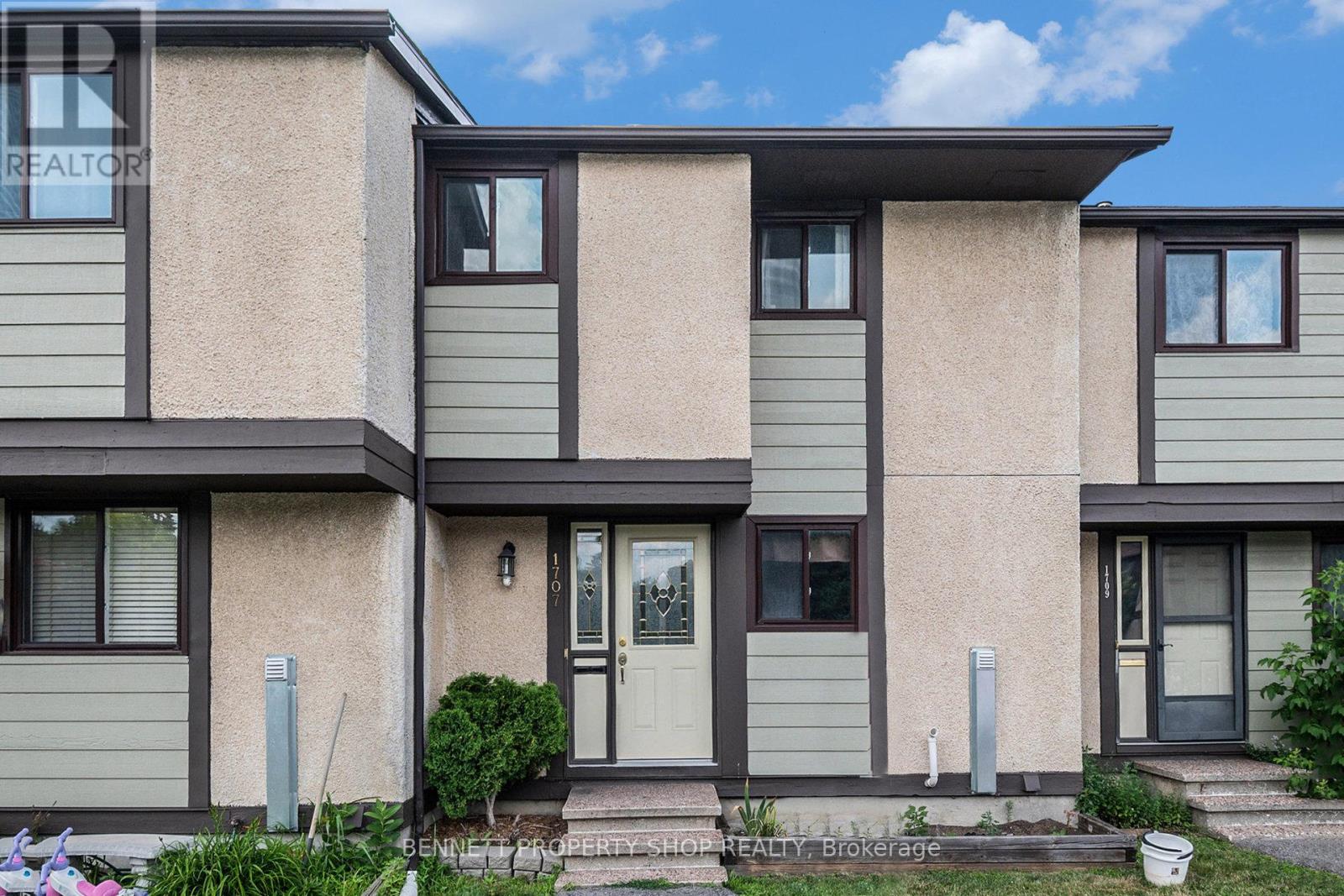 57 1707 Meadowbrook Rd, Ottawa, ON K1B 4W6