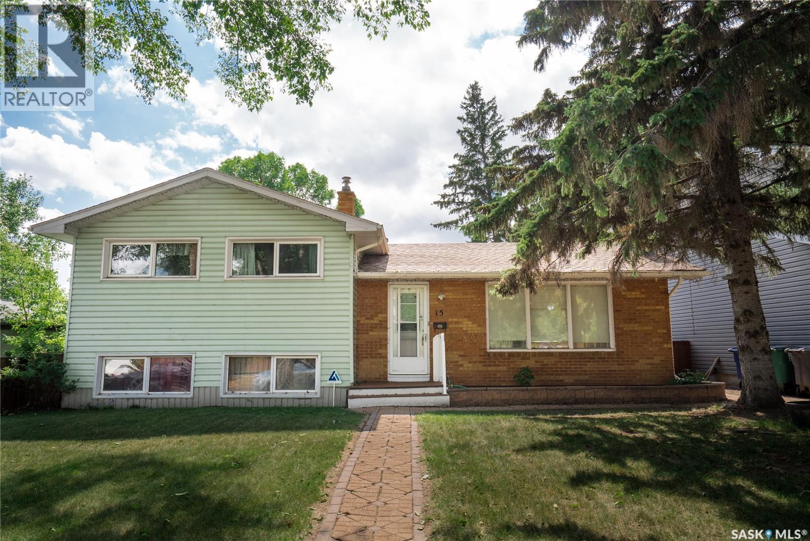 15 Richmond Cres, Saskatoon, SK S7K 1A7