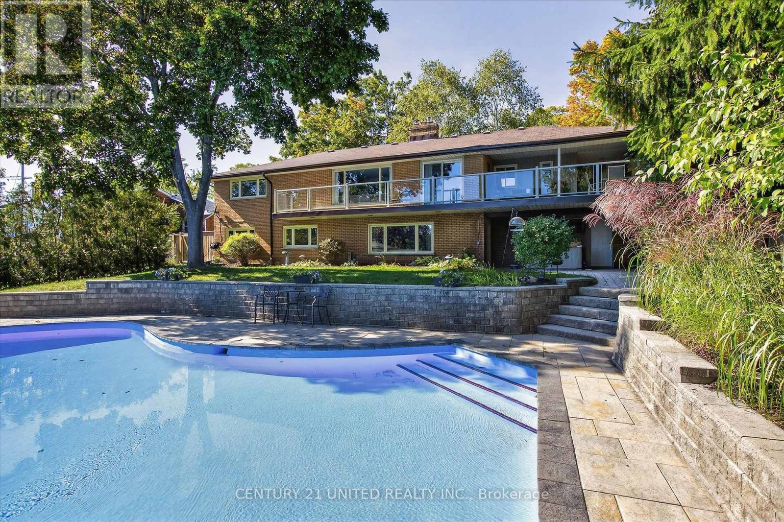 8 Oakwood Crescent Ward 2, Peterborough, ON K9J 1N3