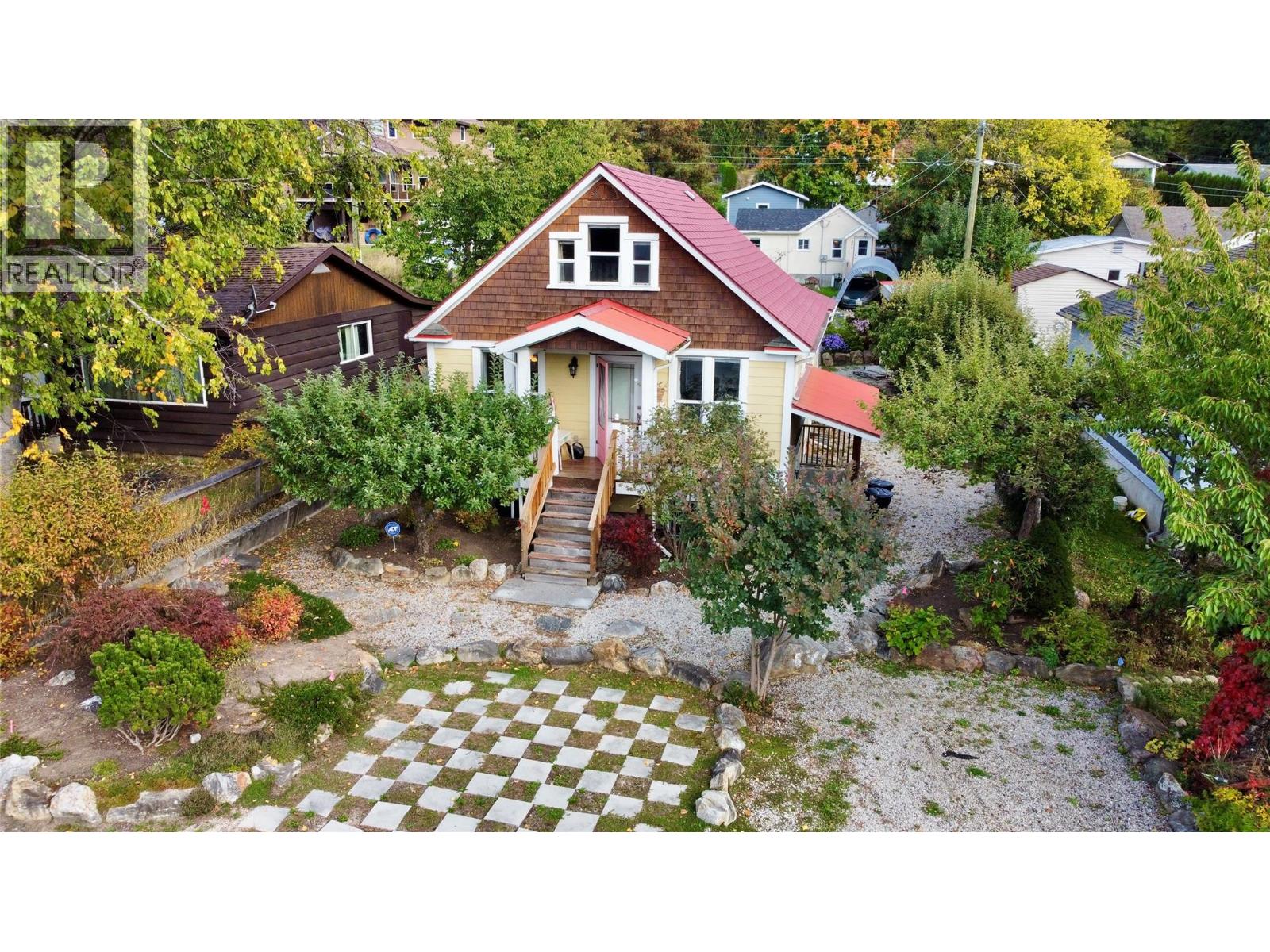 305 1 Avenue Northwest, Nakusp, BC V0G 1R0