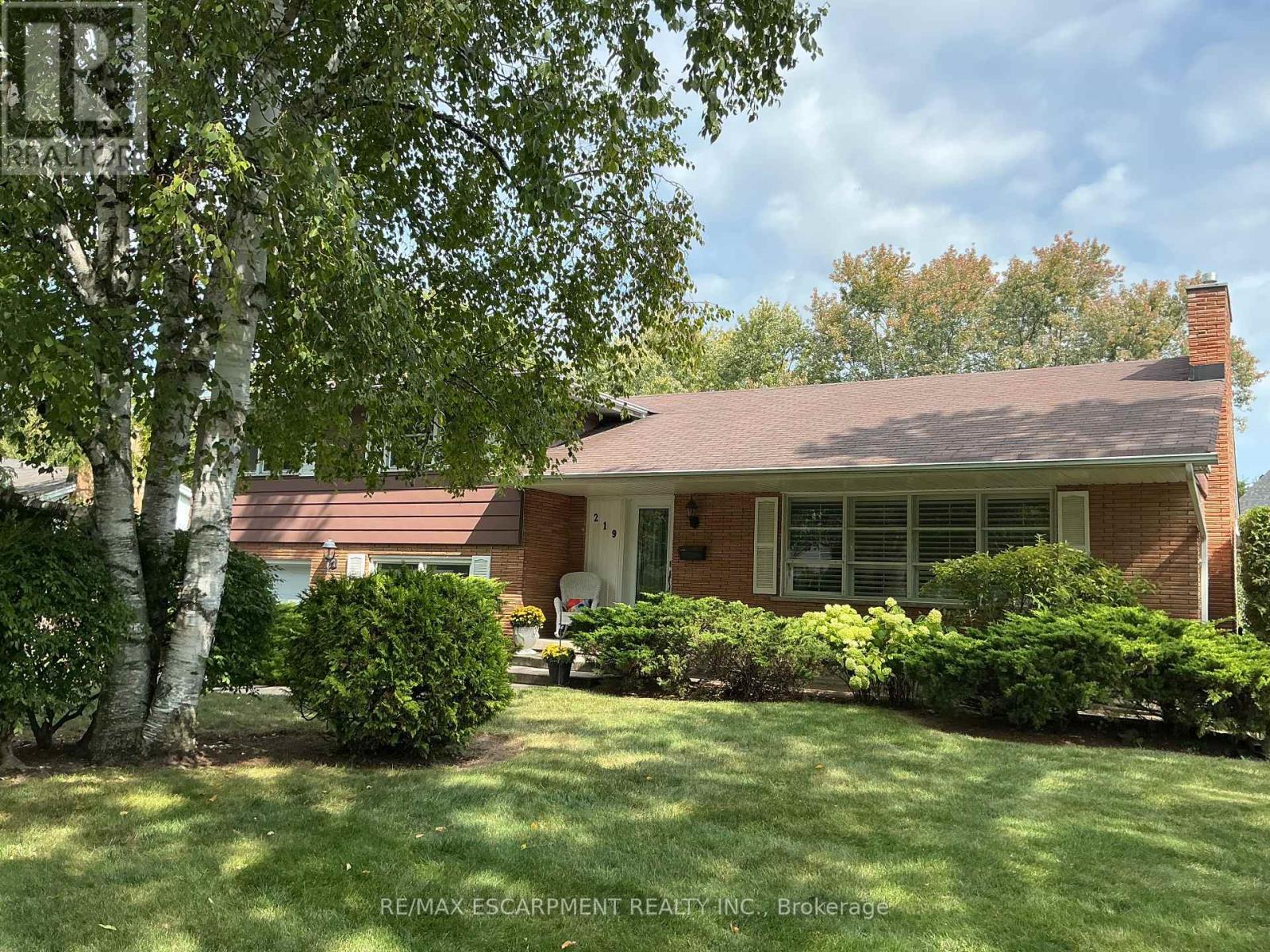 219 Strathcona Dr, Burlington, ON L7L 2C7