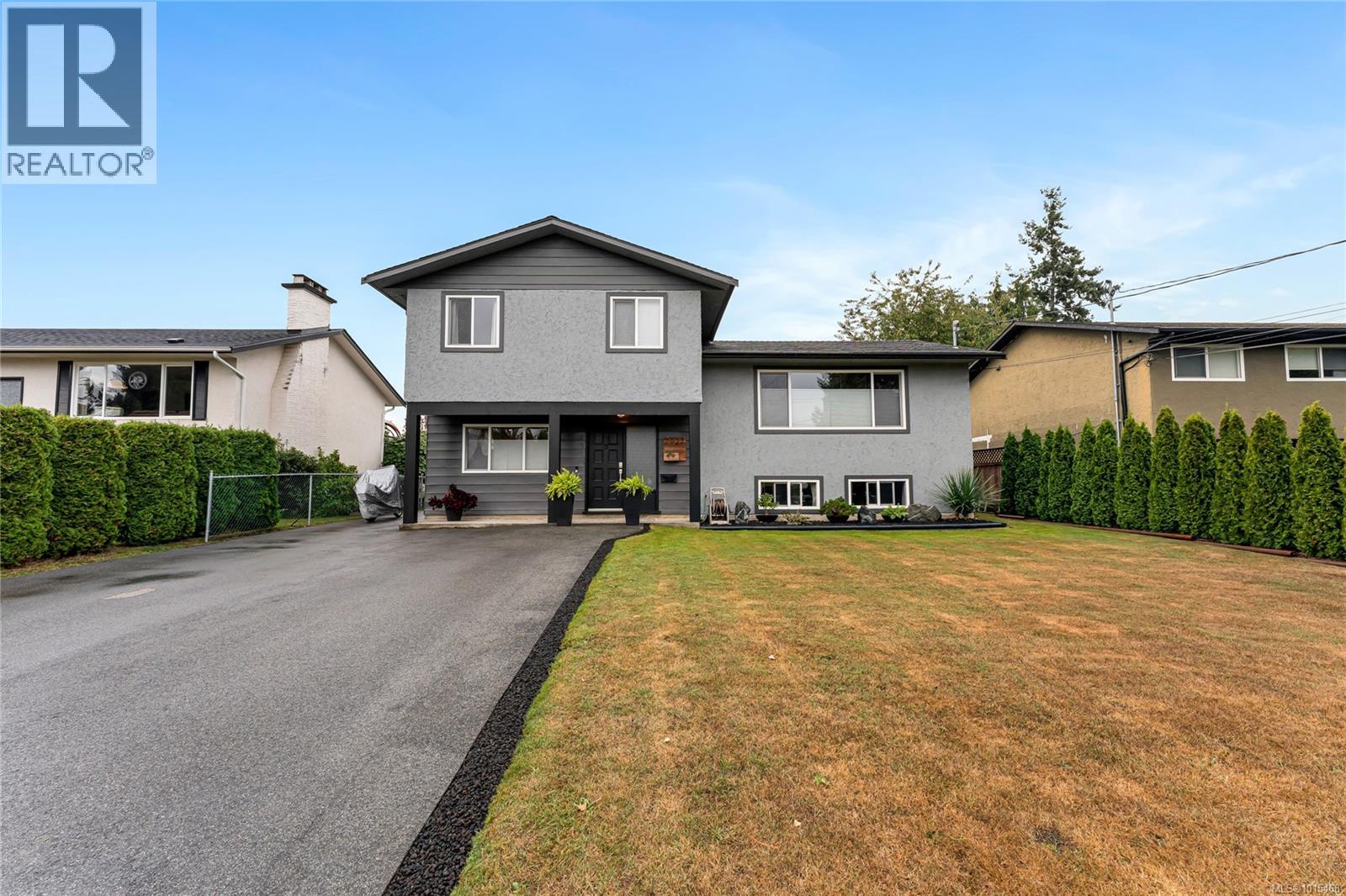 2027 Ardwell Ave, Sidney, BC V8L 2L6